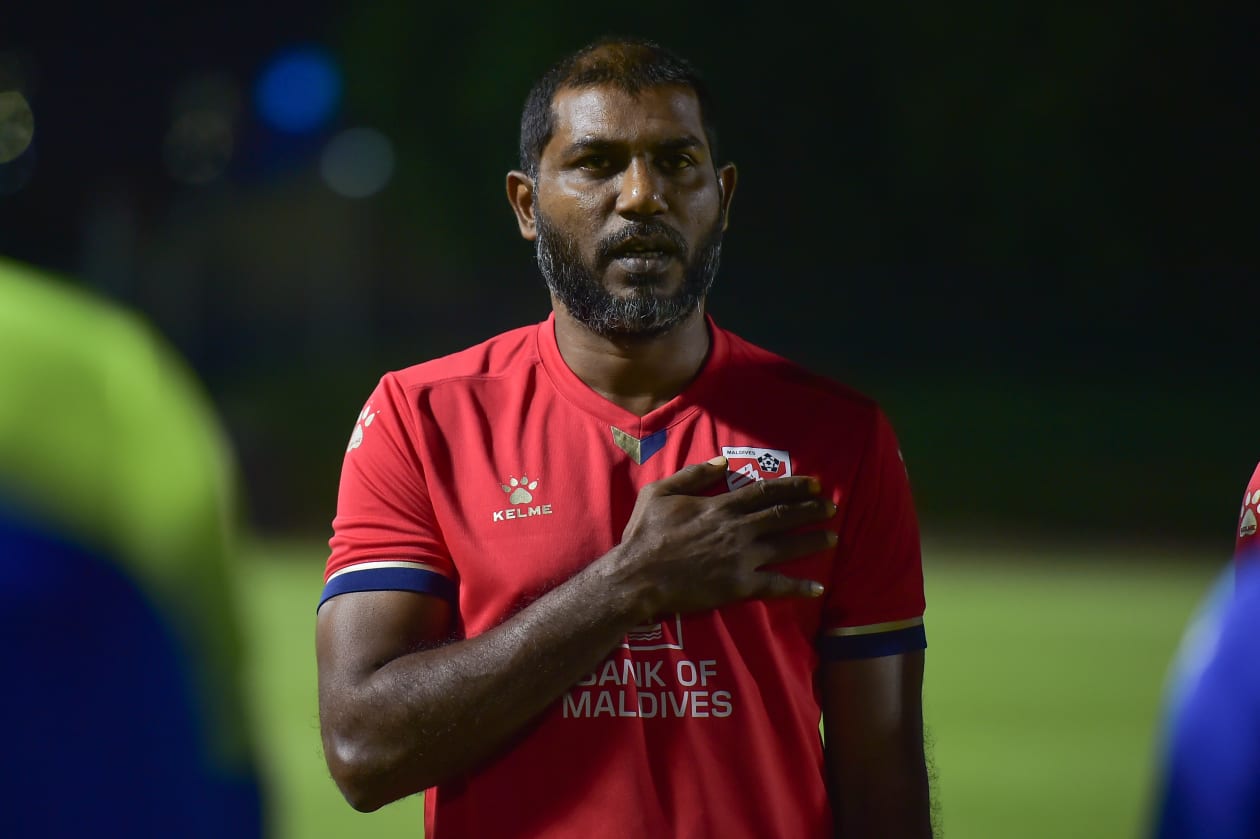 ދޯހާ، ގަތަރު: މި މަހު 11 އިން ފެށިގެން ގަތަރުގައި ޓްރެއިނިން ކޭމްޕް ފުރިހަމަ ކުރަމުން އަންނަ ގައުމީ ފުޓްބޯޅަ ޓީމުން މިހާރު ޕްރެކްޓިސްތައް ބާއްވަމުން އަންނަނީ ހެޑް ކޯޗު ސުޒޭންގެ ބެލުމުގެ ދަށުން: ސުޒޭން ޓީމާ ފަހުން ގުޅުނީ މާލޭގައި ހުއްޓައި ޕޮޒިޓިވްވުމުން: ގޯލްކީޕަރު ކޯޗު އިމްރާން ގައުމީ ސަލާމްކިޔަނީ.-- ފޮޓޯ: އަދަދު