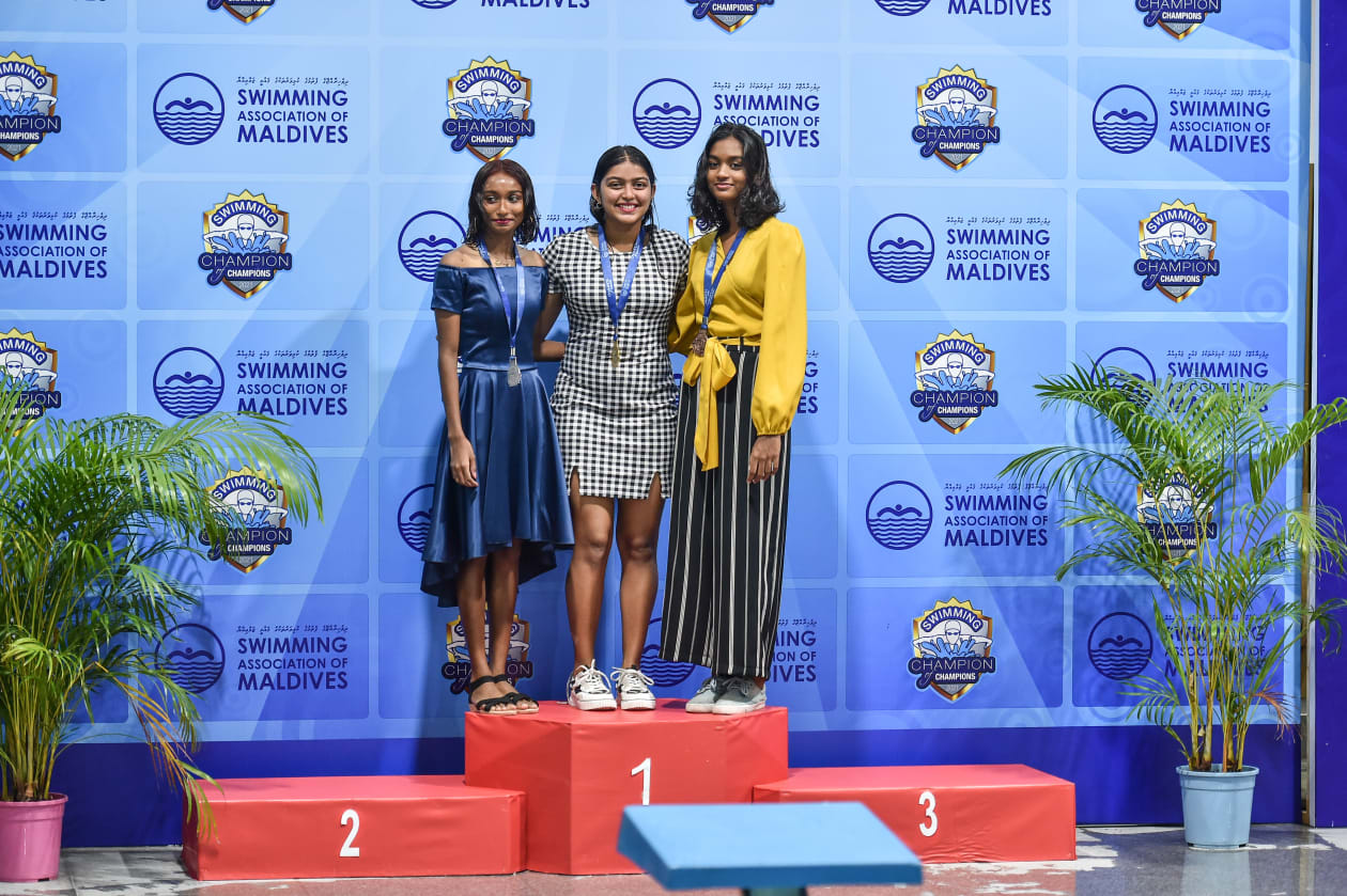 މާލެ (27 އޮކްޓޫބަރު): ފެތުމުގެ ޗެމްޕިއަނުންނަށް ހާއްސަ ކޮށްގެން މޯލްޑިވްސް ސްވިމިން އެސޯސިއޭޝަނުން މުޅިން އަލަށް ފެށި މުބާރާތަކީ ޗެމްޕިއަން އޮފް ޗެމްޕިއަންސް: މި މުބާރާތުގައި ފުރުސަތު ދިނީ 2019 ވަނަ އަހަރުގެ މުބާރާތްތަކުގެ އެންމެ މޮޅު ފެތުންތެރިންނަށް: ޗެމްޕިއަން މުބާރާތުގެ ޓްރޮފީ ހޯދީ ހަމްނާ އާއި އާން.-- ފޮޓޯ: ހުސެއިން ޝަޔާހު/ އަދަދު 