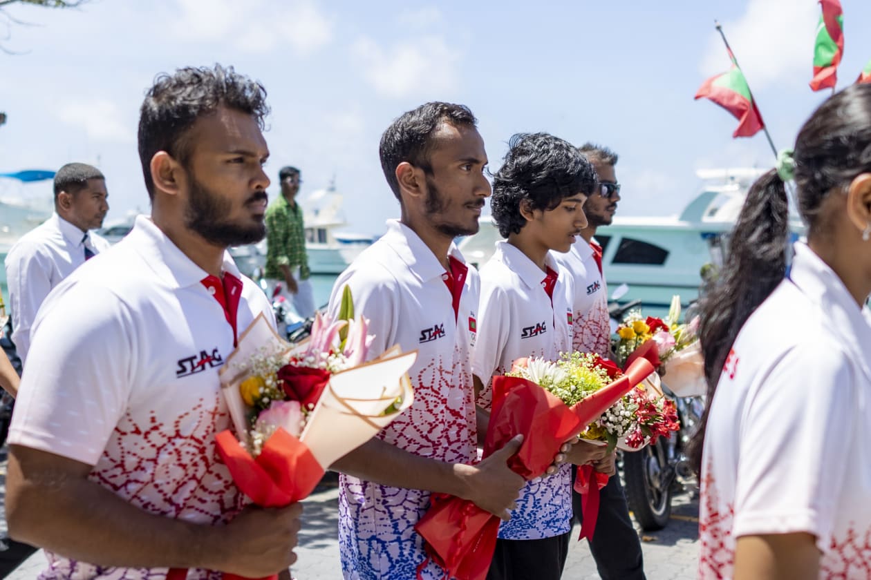 މި ފަހަރުގެ ސޮލިޑާރިޓީ ގޭމްސްގެ އަންހެން ޓީޓީގެ ޓީމު އިވެންޓްގައި އަށް ގައުމު ވާދަކުރިއިރު، ރާއްޖޭގެ އަންހެން ޓީޓީ ޓީމަށް ލޯ މެޑަލް ލިބުނީ މިއަދު ކުޅުނު ސެމީ ފައިނަލް މެޗުން 3-0 އިން އީރާން އަތުން ބަލިވުމުންނެވެ. ޓީމު މާލެ އައުމުން 1 ނަންބަރު ފާލަމުން މަރުހަބާ ދެންނެވީ ޔޫތު މިނިސްޓަރ އަހުމަދު މަހުލޫފު އެވެ. އަދި ފަހުން ރައީސް އިބްރާހިމް މުހައްމަދު ސޯލިހު ވަނީ ރައީސް އޮފީހުން ޓީމަށް މަރުހަބާ ދަންނަވާފައެވެ --- ފޮޓޯ؛ މުހައްމަދު ޝާބިން / އަދަދު