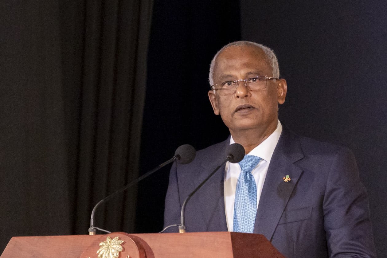 އޮގަސްޓް 24، 2022 - މިދިޔަ އަހަރު ސްކޫލް ނިންމި ކުދިންގެ ތެރެއިން މަތީ ވަނަ ހާސިލުކުރި ކުދިންނަށް އިނާމުދިނުމަށް ބޭއްވި ޖަލްސާގެ ތެރެއިން. މި ޖަލްސާގައި ވަނީ ގިނަ އަދަދެއްގެ ދަރިވަރުނަނަށް އިނާމު ދީފައެވެ، އަދި މީގެ ދެވަނަ ޖަލްސާއެއްވެސް ވަނީ ބޭއްވުމަށް ހަމަޖެހިފައެވެ. މި ޖަލްސާގައި ރައީސުލްޖުމްހޫރިއްޔާ އާއި ރައީސުލްޖުމްހޫރިއްޔާގެ ނައިބު އަދި ދައުލަތުގެ ގިނަ ވަޒީރުން ވަނީ ބައިވެރިވެފައެވެ --- ފޮޓޯ؛ މުހައްމަދު ޝާބިން / އަދަދު