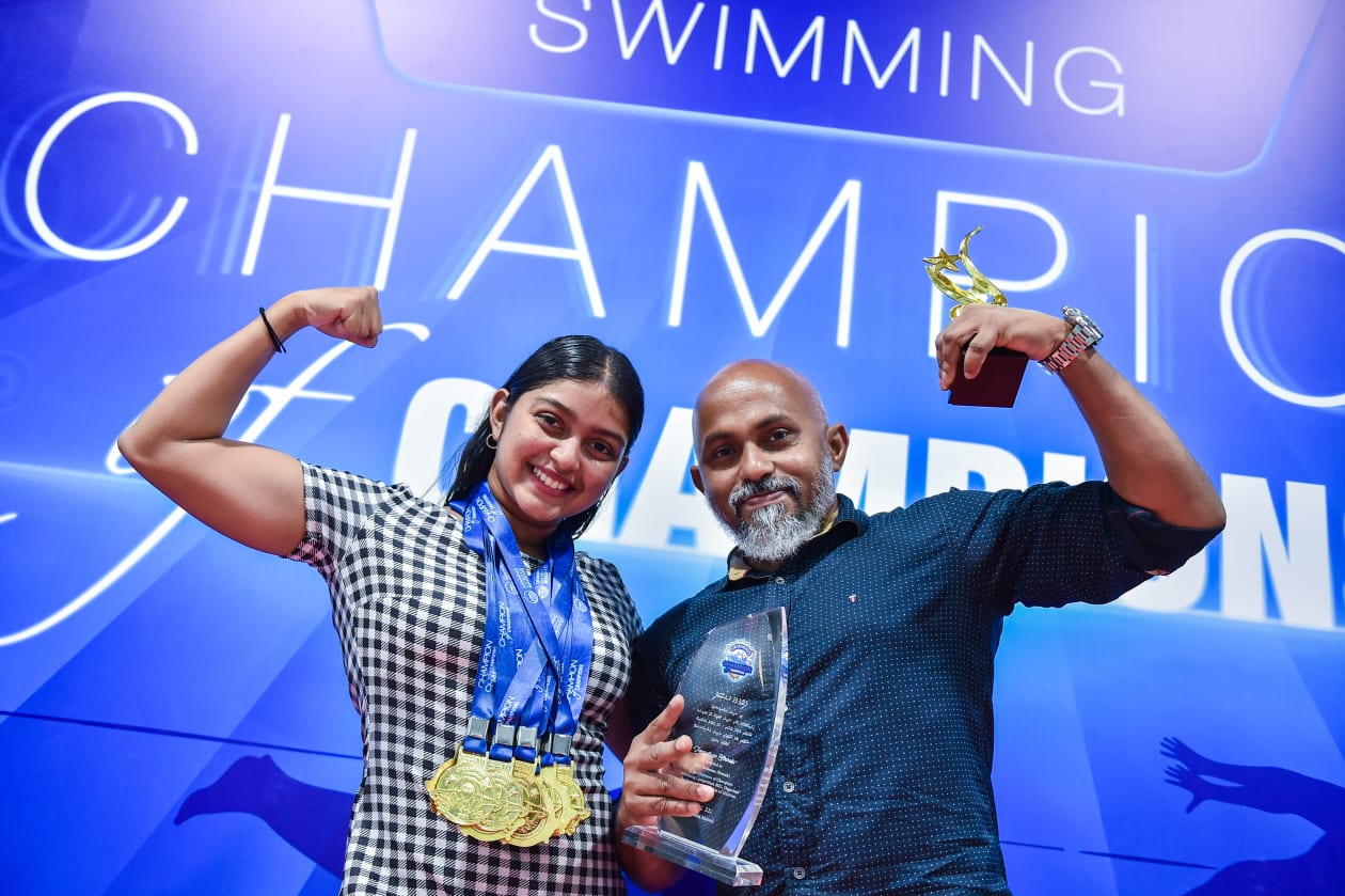 މާލެ (27 އޮކްޓޫބަރު): ފެތުމުގެ ޗެމްޕިއަނުންނަށް ހާއްސަ ކޮށްގެން މޯލްޑިވްސް ސްވިމިން އެސޯސިއޭޝަނުން މުޅިން އަލަށް ފެށި މުބާރާތަކީ ޗެމްޕިއަން އޮފް ޗެމްޕިއަންސް: މި މުބާރާތުގައި ފުރުސަތު ދިނީ 2019 ވަނަ އަހަރުގެ މުބާރާތްތަކުގެ އެންމެ މޮޅު ފެތުންތެރިންނަށް: ޗެމްޕިއަން މުބާރާތުގެ ޓްރޮފީ ހޯދީ ހަމްނާ އާއި އާން.-- ފޮޓޯ: ހުސެއިން ޝަޔާހު/ އަދަދު 
