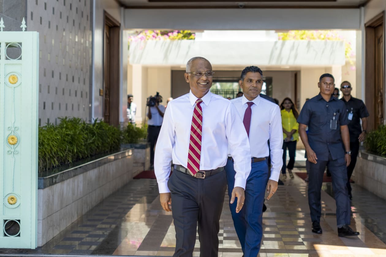 އޮގަސްޓު 15، 2022 - ގައުމީ ޓީޓީ ޓީމަށް މަރުހަބާ ދެންނެވުމަށް ރައީސް ސޯލިހު އަދި ނައިބު ރައީސް ފައިސަލް ނަސީމް ރައީސް އޮފީހުން ނުކުމެވަޑައިގަންނަވަނީ. މިއީ ރާއްޖޭގެ ޓީމަކުން އިސްލާމިކް ސޮލިޑާރިޓީ ގޭމްސްގައި ހޯދި ފުރަތަމަ މެޑަލް --- ފޮޓޯ؛ މުހައްމަދު ޝާބިން / އަދަދު
