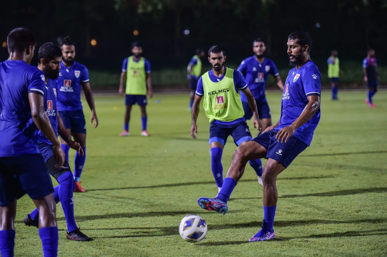 ދޯހާ، ގަތަރު: މި މަހު 11 އިން ފެށިގެން ގަތަރުގައި ޓްރެއިނިން ކޭމްޕް ފުރިހަމަ ކުރަމުން އަންނަ ގައުމީ ފުޓްބޯޅަ ޓީމުން މިހާރު ޕްރެކްޓިސްތައް ބާއްވަމުން އަންނަނީ ހެޑް ކޯޗު ސުޒޭންގެ ބެލުމުގެ ދަށުން: ސުޒޭން ޓީމާ ފަހުން ގުޅުނީ މާލޭގައި ހުއްޓައި ޕޮޒިޓިވްވުމުން: ޓީމުގެ ޓްރެއިނިންގެ ތެެރެއިން ސައްމެ (ކ) ބޯޅަ ފޮނުވާލަނީ.-- ފޮޓޯ: އަދަދު