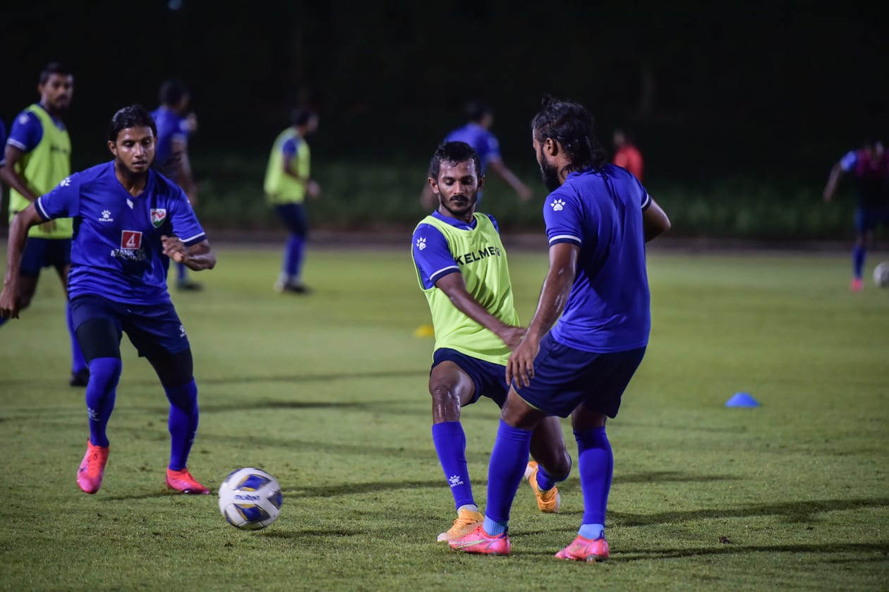 ދޯހާ، ގަތަރު: މި މަހު 11 އިން ފެށިގެން ގަތަރުގައި ޓްރެއިނިން ކޭމްޕް ފުރިހަމަ ކުރަމުން އަންނަ ގައުމީ ފުޓްބޯޅަ ޓީމުން މިހާރު ޕްރެކްޓިސްތައް ބާއްވަމުން އަންނަނީ ހެޑް ކޯޗު ސުޒޭންގެ ބެލުމުގެ ދަށުން: ސުޒޭން ޓީމާ ފަހުން ގުޅުނީ މާލޭގައި ހުއްޓައި ޕޮޒިޓިވްވުމުން: ސެންޓޭ (މ) ބޯޅަ ފޮނުވާލާއިރު މުލަކޭ (ކ) އާއި ތޮއްޕޭ ބޯޅަ ހޯދަން މަސައްކަތް ކުރަނީ.-- ފޮޓޯ: އަދަދު