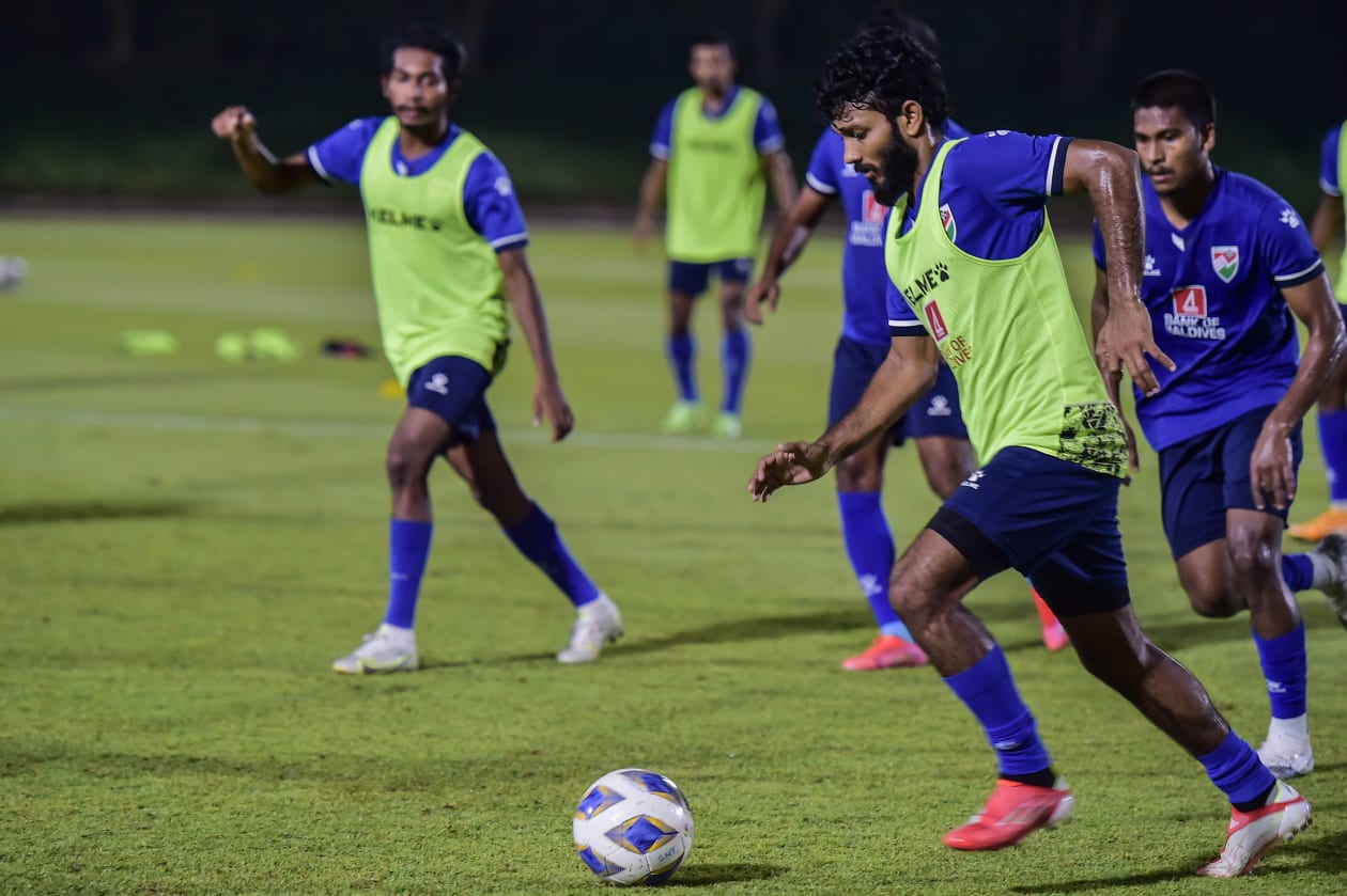 ދޯހާ، ގަތަރު: މި މަހު 11 އިން ފެށިގެން ގަތަރުގައި ޓްރެއިނިން ކޭމްޕް ފުރިހަމަ ކުރަމުން އަންނަ ގައުމީ ފުޓްބޯޅަ ޓީމުން މިހާރު ޕްރެކްޓިސްތައް ބާއްވަމުން އަންނަނީ ހެޑް ކޯޗު ސުޒޭންގެ ބެލުމުގެ ދަށުން: ސުޒޭން ޓީމާ ފަހުން ގުޅުނީ މާލޭގައި ހުއްޓައި ޕޮޒިޓިވްވުމުން: ޓްރެއިނިންގެ ތެެރެއިން ކުރޯ ބޯޅަ ހިފައިގެން.-- ފޮޓޯ: އަދަދު