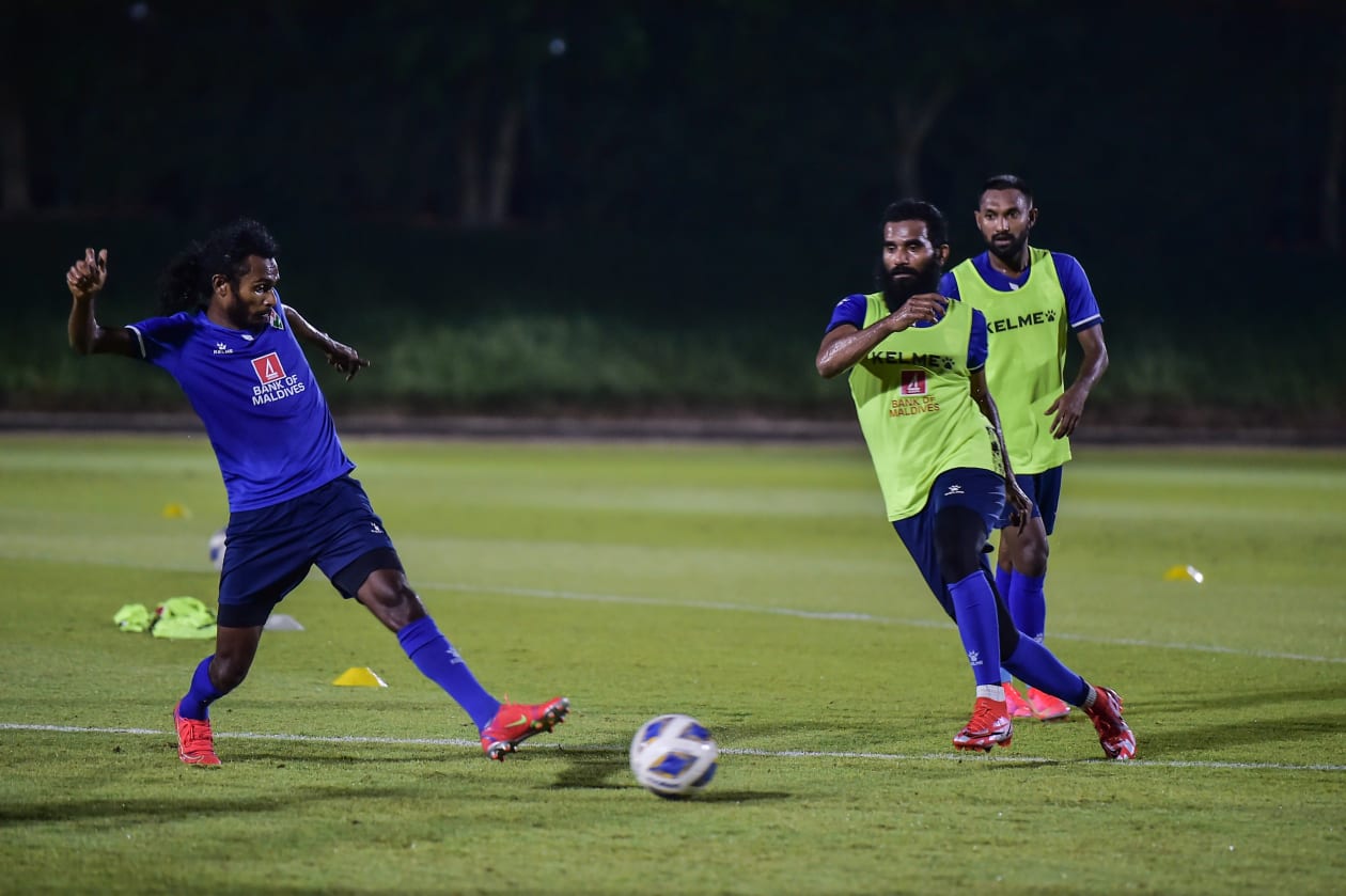ދޯހާ، ގަތަރު: މި މަހު 11 އިން ފެށިގެން ގަތަރުގައި ޓްރެއިނިން ކޭމްޕް ފުރިހަމަ ކުރަމުން އަންނަ ގައުމީ ފުޓްބޯޅަ ޓީމުން މިހާރު ޕްރެކްޓިސްތައް ބާއްވަމުން އަންނަނީ ހެޑް ކޯޗު ސުޒޭންގެ ބެލުމުގެ ދަށުން: ސުޒޭން ޓީމާ ފަހުން ގުޅުނީ މާލޭގައި ހުއްޓައި ޕޮޒިޓިވްވުމުން: ދަގަނޑޭ (ކ) އާއި ނާއިމް ބޯޅަ ހޯދަން މަސައްކަތް ކުރަނީ.-- ފޮޓޯ: އަދަދު