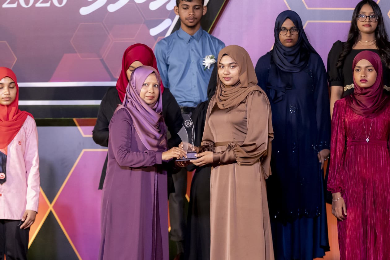 އޮގަސްޓް 24، 2022 - މިދިޔަ އަހަރު ސްކޫލް ނިންމި ކުދިންގެ ތެރެއިން މަތީ ވަނަ ހާސިލުކުރި ކުދިންނަށް އިނާމުދިނުމަށް ބޭއްވި ޖަލްސާގެ ތެރެއިން. މި ޖަލްސާގައި ވަނީ ގިނަ އަދަދެއްގެ ދަރިވަރުނަނަށް އިނާމު ދީފައެވެ، އަދި މީގެ ދެވަނަ ޖަލްސާއެއްވެސް ވަނީ ބޭއްވުމަށް ހަމަޖެހިފައެވެ. މި ޖަލްސާގައި ރައީސުލްޖުމްހޫރިއްޔާ އާއި ރައީސުލްޖުމްހޫރިއްޔާގެ ނައިބު އަދި ދައުލަތުގެ ގިނަ ވަޒީރުން ވަނީ ބައިވެރިވެފައެވެ --- ފޮޓޯ؛ މުހައްމަދު ޝާބިން / އަދަދު