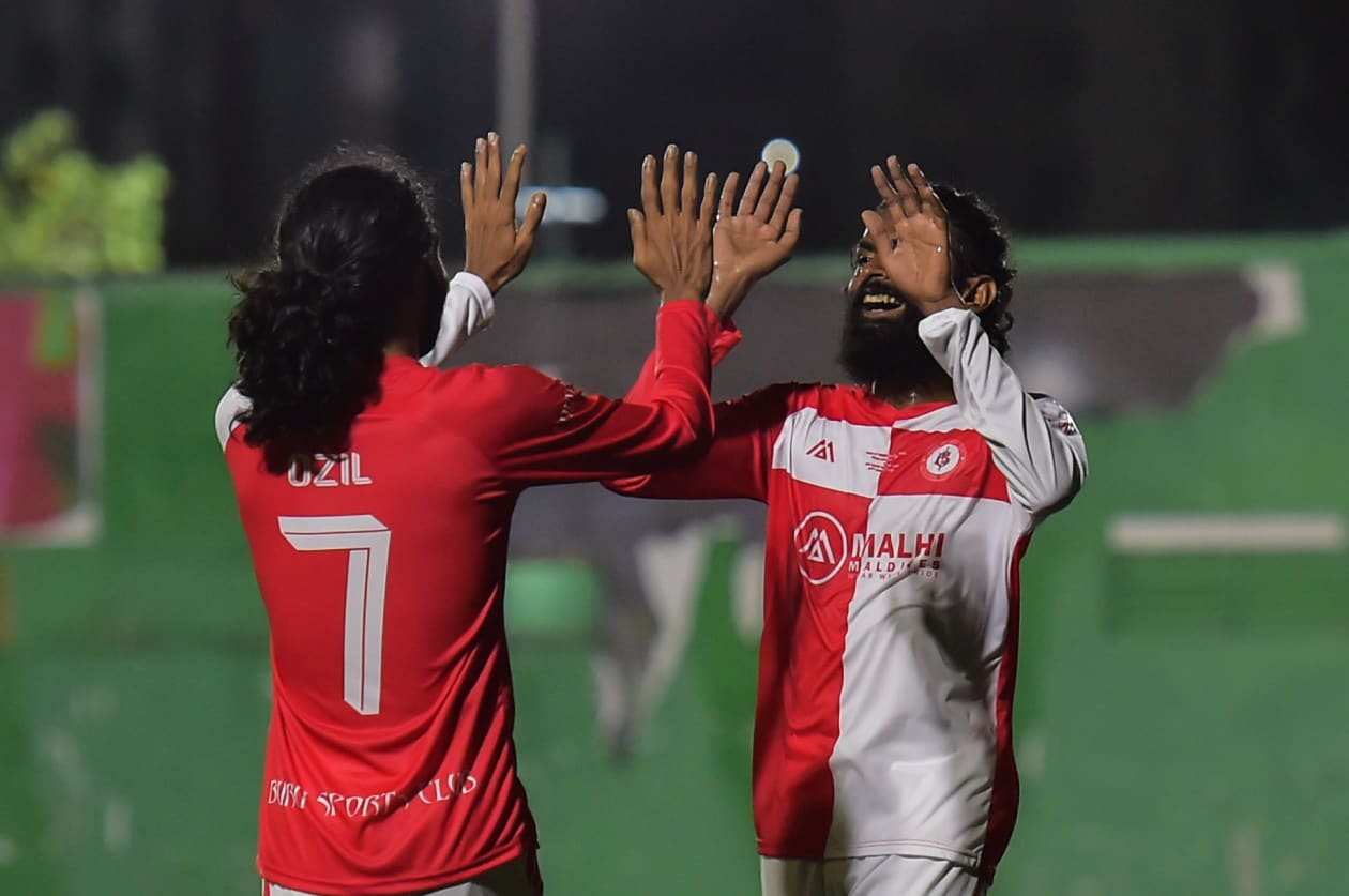 މާލެ- އޮގަސްޓް 24، 2021: ތިން ވަނަ ޑިވިޝަން ފުޓްބޯޅަ މުބާރާތުގެ ފައިނަލުގައި ބުރު ސްޕޯޓްސް ކްލަބާއި ބިސް ބުރު ސްޕޯޓްސް ކްލަބް ކުޅުނު މެޗުގެ ތެރެއިން: ބުރުން މުބާރާތުގެ ޗެމްޕިއަންކަން ހޯދީ 11-0 އިން މޮޅުވެގެން: ލަނޑު ޖެހުމަށް ފަހު ބުރުގެ ކުޅުންތެރިން އުފާފާޅުކުރަނީ--. ފޮޓޯ: ހުސެއިން ޝަޔާހު/ އަދަދު