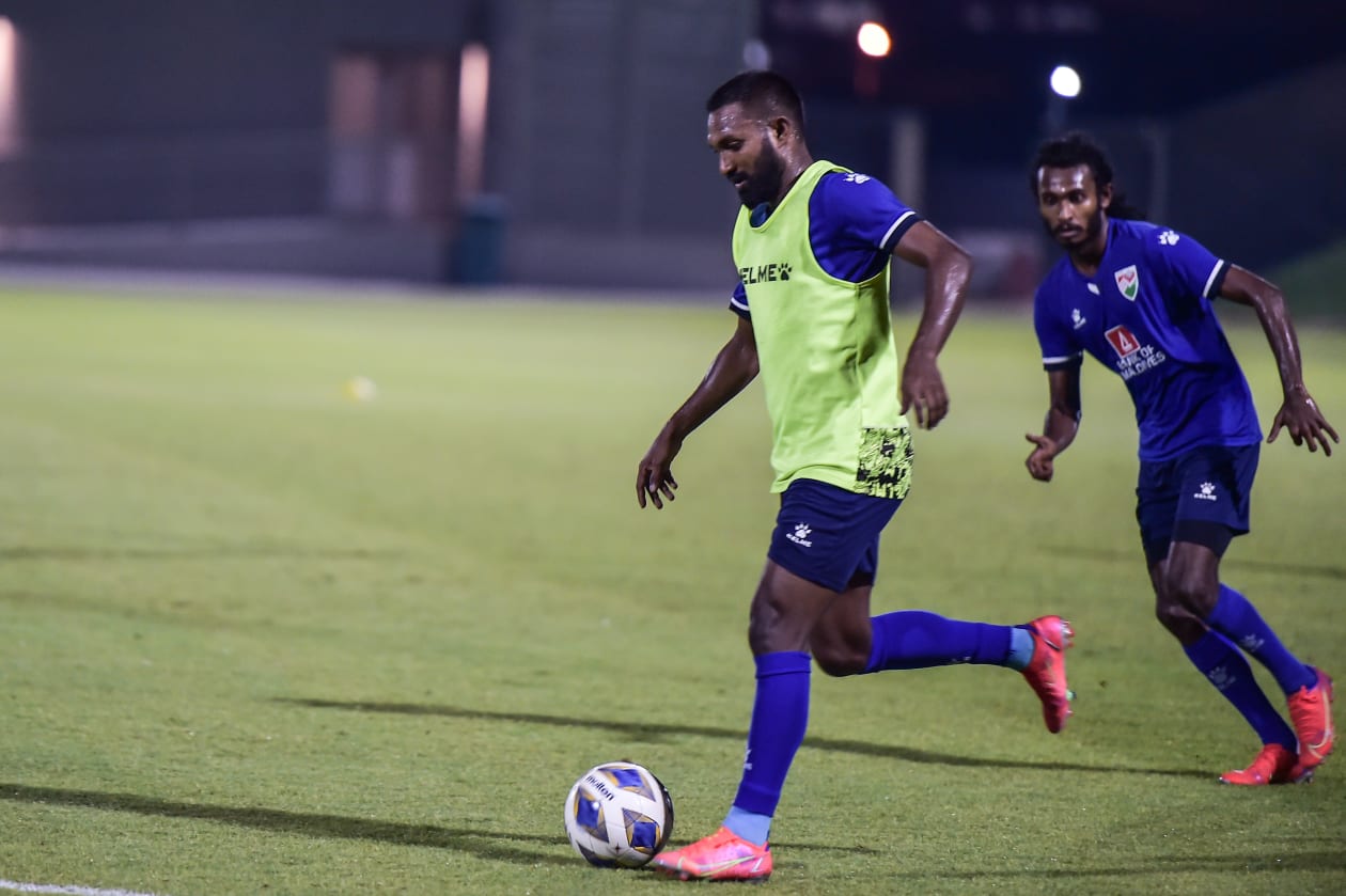 ދޯހާ، ގަތަރު: މި މަހު 11 އިން ފެށިގެން ގަތަރުގައި ޓްރެއިނިން ކޭމްޕް ފުރިހަމަ ކުރަމުން އަންނަ ގައުމީ ފުޓްބޯޅަ ޓީމުން މިހާރު ޕްރެކްޓިސްތައް ބާއްވަމުން އަންނަނީ ހެޑް ކޯޗު ސުޒޭންގެ ބެލުމުގެ ދަށުން: ސުޒޭން ޓީމާ ފަހުން ގުޅުނީ މާލޭގައި ހުއްޓައި ޕޮޒިޓިވްވުމުން: ނާއިމް (ކ) ކައިރިން އުމެއިރު ބޯޅަ ހިފައިގެންދަނީ.-- ފޮޓޯ: އަދަދު