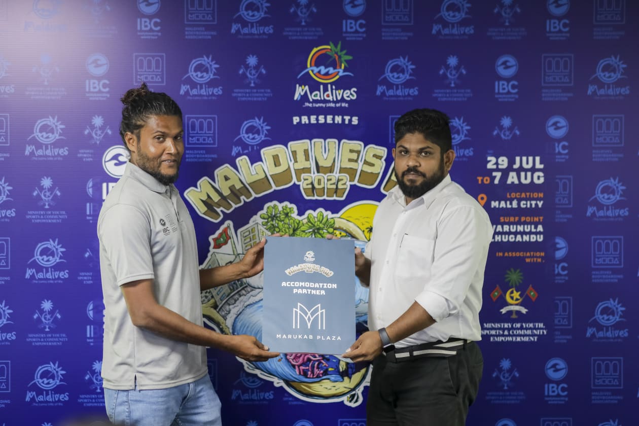 ޖުލައި 21، 2022 - މި މަހު ރާއްޖޭގައި ފަށާ އިންޓަނޭޝަނަލް ބޮޑީބޯޑިން ކޯޕަރޭޝަން (އައިބީސީ)ގެ ބޮޑީބޯޑިން ވޯލްޑް ޓުއާގެ އެއް ލެގު ކަމަށްވާ "ވިޒިޓް މޯލްޑިވްސް ޕްރޯ 2022" ގެ ޕާޓްނަރުން އިއުލާނުކުރަން ބޭއްވި އިވެންޓްގެ ތެރެއިން: މި މުބާރާތް ކުރިއަށްދަނީ ގިނަ ޕާޓްނަރުންތަކެއްގެ ބައިވެރިވުމާ އެކު: އެކޮމަޑޭޝަން ޕާޓްނަރެއްގެ ގޮތުގައި މަރުކަބް ޕްލާޒާ ވަނީ ހަމަޖައްސާފައި-- ފޮޓޯ: މުހައްމަދު ޝާބިން/ އަދަދު