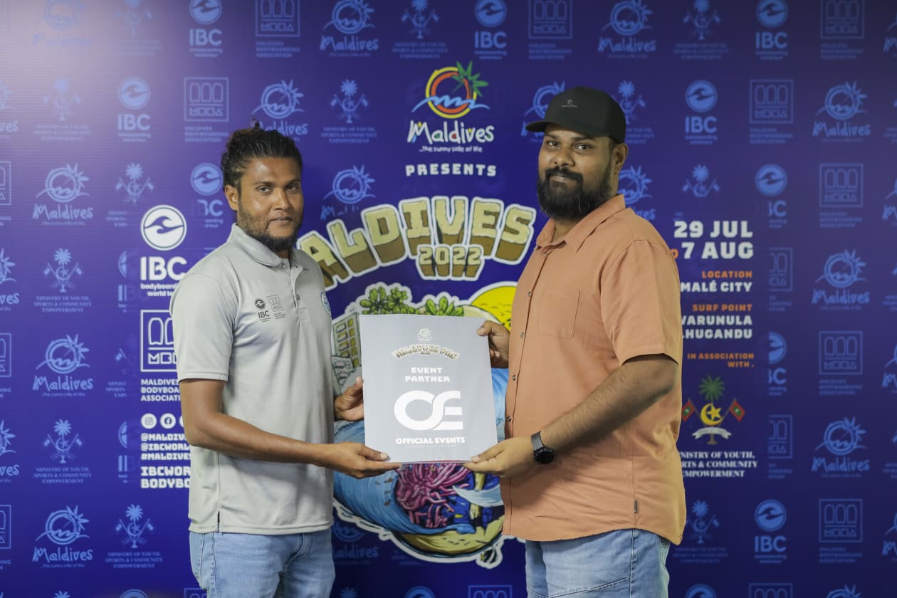 ޖުލައި 21، 2022 - މި މަހު ރާއްޖޭގައި ފަށާ އިންޓަނޭޝަނަލް ބޮޑީބޯޑިން ކޯޕަރޭޝަން (އައިބީސީ)ގެ ބޮޑީބޯޑިން ވޯލްޑް ޓުއާގެ އެއް ލެގު ކަމަށްވާ "ވިޒިޓް މޯލްޑިވްސް ޕްރޯ 2022" ގެ ޕާޓްނަރުން އިއުލާނުކުރަން ބޭއްވި އިވެންޓްގެ ތެރެއިން: މި މުބާރާތް ކުރިއަށްދަނީ ގިނަ ޕާޓްނަރުންތަކެއްގެ ބައިވެރިވުމާ އެކު: އިވެންޓް ޕާޓްނަރަކީ އޮފިޝަލް އިވެންޓްސް-- ފޮޓޯ: މުހައްމަދު ޝާބިން/ އަދަދު