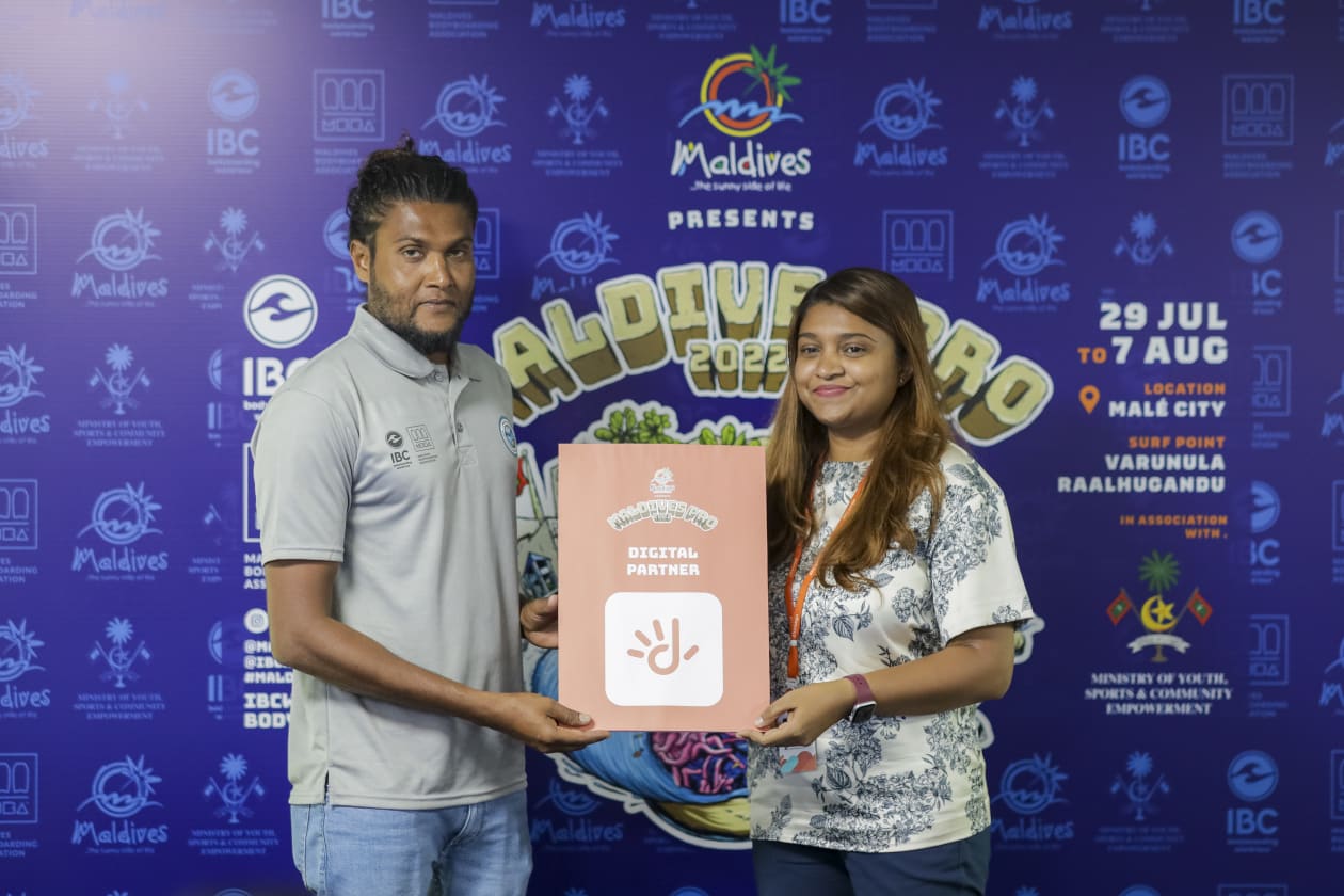 ޖުލައި 21، 2022 - މި މަހު ރާއްޖޭގައި ފަށާ އިންޓަނޭޝަނަލް ބޮޑީބޯޑިން ކޯޕަރޭޝަން (އައިބީސީ)ގެ ބޮޑީބޯޑިން ވޯލްޑް ޓުއާގެ އެއް ލެގު ކަމަށްވާ "ވިޒިޓް މޯލްޑިވްސް ޕްރޯ 2022" ގެ ޕާޓްނަރުން އިއުލާނުކުރަން ބޭއްވި އިވެންޓްގެ ތެރެއިން: މި މުބާރާތް ކުރިއަށްދަނީ ގިނަ ޕާޓްނަރުންތަކެއްގެ ބައިވެރިވުމާ އެކު: ޑިޖިޓަލް ޕާޓްނަރަކަށް ހަމަޖައްސާފައިވަނީ ދިރާގު-- ފޮޓޯ: މުހައްމަދު ޝާބިން/ އަދަދު