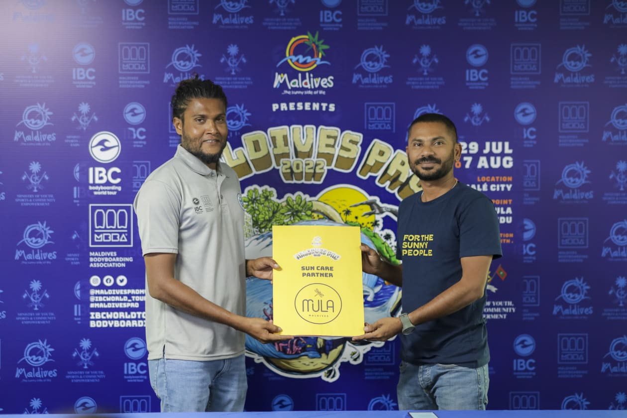 ޖުލައި 21، 2022 - މި މަހު ރާއްޖޭގައި ފަށާ އިންޓަނޭޝަނަލް ބޮޑީބޯޑިން ކޯޕަރޭޝަން (އައިބީސީ)ގެ ބޮޑީބޯޑިން ވޯލްޑް ޓުއާގެ އެއް ލެގު ކަމަށްވާ "ވިޒިޓް މޯލްޑިވްސް ޕްރޯ 2022" ގެ ޕާޓްނަރުން އިއުލާނުކުރަން ބޭއްވި އިވެންޓްގެ ތެރެއިން: މި މުބާރާތް ކުރިއަށްދަނީ ގިނަ ޕާޓްނަރުންތަކެއްގެ ބައިވެރިވުމާ އެކު: ސަންކެއާ ޕާޓްނަރެއްގެ ގޮތުގައި މުލަ މޯލްޑިވްސް ވަނީ ހަމަޖައްސާފައި-- ފޮޓޯ: މުހައްމަދު ޝާބިން/ އަދަދު