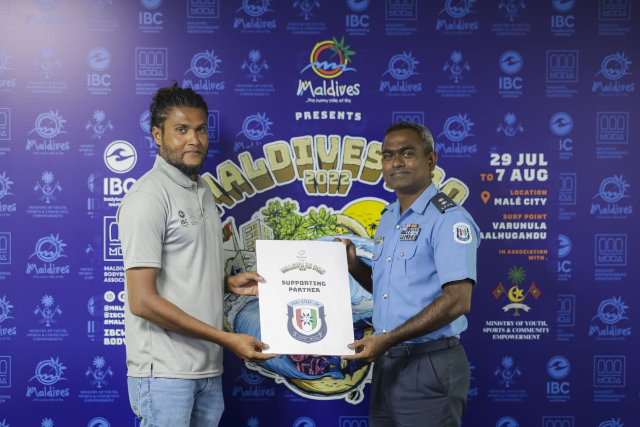 ޖުލައި 21، 2022 - މި މަހު ރާއްޖޭގައި ފަށާ އިންޓަނޭޝަނަލް ބޮޑީބޯޑިން ކޯޕަރޭޝަން (އައިބީސީ)ގެ ބޮޑީބޯޑިން ވޯލްޑް ޓުއާގެ އެއް ލެގު ކަމަށްވާ "ވިޒިޓް މޯލްޑިވްސް ޕްރޯ 2022" ގެ ޕާޓްނަރުން އިއުލާނުކުރަން ބޭއްވި އިވެންޓްގެ ތެރެއިން: މި މުބާރާތް ކުރިއަށްދަނީ ގިނަ ޕާޓްނަރުންތަކެއްގެ ބައިވެރިވުމާ އެކު: ސަޕޯޓިން ޕާޓްނަރެއްގެ ގޮތުގައި ޕޮލިސް ވެސް ހަރަކާތްތެރިވާނެ-- ފޮޓޯ: މުހައްމަދު ޝާބިން/ އަދަދު