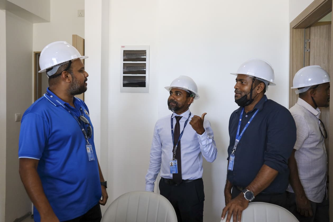އޮގަސްޓް 17، 2022 - ކުރީ ސަރުކާރުން ފެށި ހިޔާ މަޝްރޫއުގެ ދަށުން މޯލްޑިވްސް ޕޯޓްސް ލިމިޓެޑް (އެމްޕީއެލް)އިން ހުޅުމާލޭގައި އިމާރާތްކޮށްފައިވާ ޓަވަރުތަކުގެ މަސައްކަތް ނިމި، މީހުންނަށް ދިރިއުޅެން ފެށޭނީ އަންނަ އަހަރު ކަމަށް އެ ކުންފުނިން ވަނީ ހާމަކޮށްފައި --- ފޮޓޯ؛ މުހައްމަދު ޝާބިން / އަދަދު
