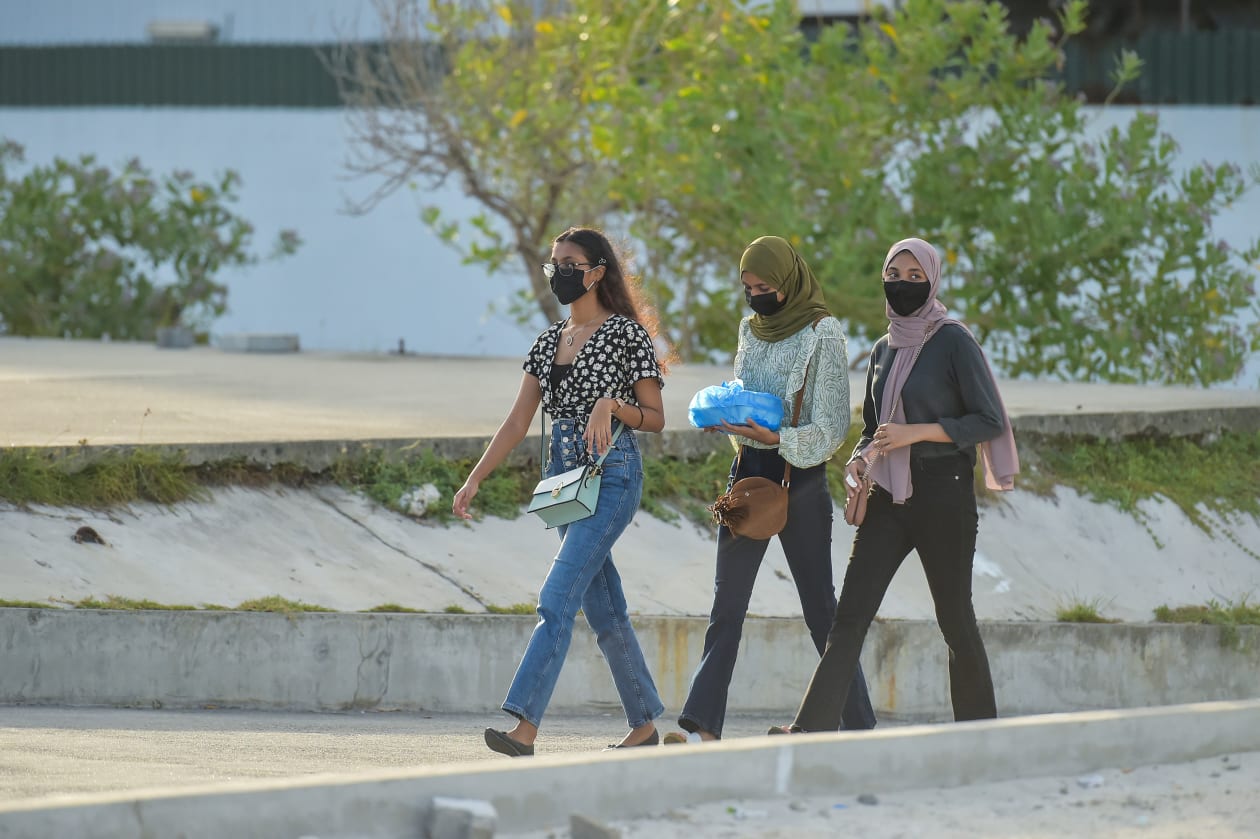 ހިތްހަމަ ޖައްސާލަން ބަޔަކު ބޭރަށް ނިކުމެ، މިއަދު ގިނަ ބަޔަކު ވަނީ ރައްޓެހިންނާއެކު ބޭރުގައި ވަގުތު ހޭދަކޮއްފައި.. ފޮޓޯ: ހުސައިން ޝަޔާޙް / އަދަދު