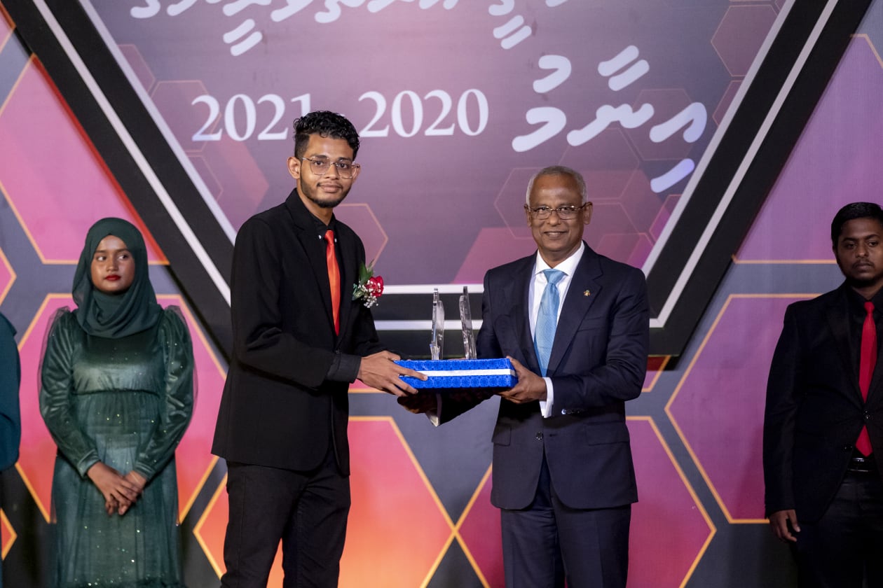 އޮގަސްޓް 24، 2022 - މިދިޔަ އަހަރު ސްކޫލް ނިންމި ކުދިންގެ ތެރެއިން މަތީ ވަނަ ހާސިލުކުރި ކުދިންނަށް އިނާމުދިނުމަށް ބޭއްވި ޖަލްސާގެ ތެރެއިން. މި ޖަލްސާގައި ވަނީ ގިނަ އަދަދެއްގެ ދަރިވަރުނަނަށް އިނާމު ދީފައެވެ، އަދި މީގެ ދެވަނަ ޖަލްސާއެއްވެސް ވަނީ ބޭއްވުމަށް ހަމަޖެހިފައެވެ. މި ޖަލްސާގައި ރައީސުލްޖުމްހޫރިއްޔާ އާއި ރައީސުލްޖުމްހޫރިއްޔާގެ ނައިބު އަދި ދައުލަތުގެ ގިނަ ވަޒީރުން ވަނީ ބައިވެރިވެފައެވެ --- ފޮޓޯ؛ މުހައްމަދު ޝާބިން / އަދަދު
