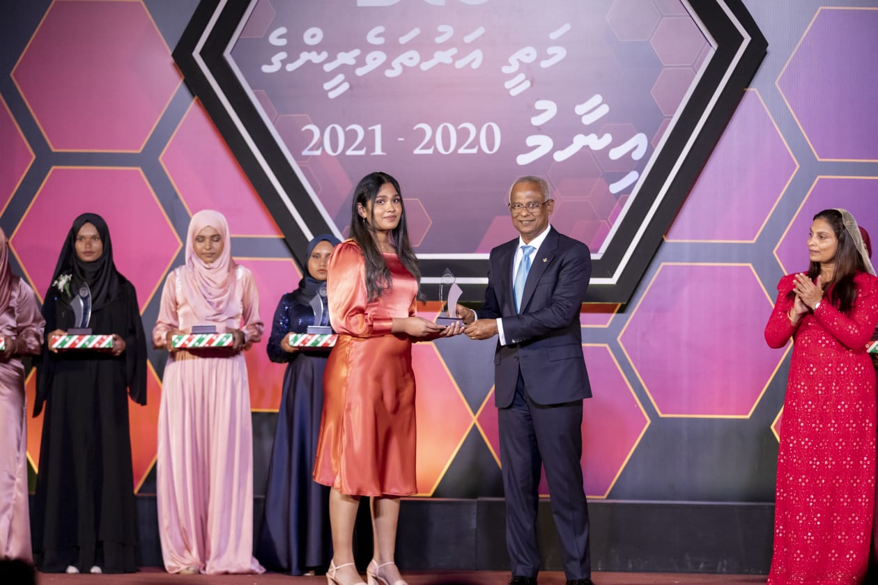 އޮގަސްޓް 24، 2022 - މިދިޔަ އަހަރު ސްކޫލް ނިންމި ކުދިންގެ ތެރެއިން މަތީ ވަނަ ހާސިލުކުރި ކުދިންނަށް އިނާމުދިނުމަށް ބޭއްވި ޖަލްސާގެ ތެރެއިން. މި ޖަލްސާގައި ވަނީ ގިނަ އަދަދެއްގެ ދަރިވަރުނަނަށް އިނާމު ދީފައެވެ، އަދި މީގެ ދެވަނަ ޖަލްސާއެއްވެސް ވަނީ ބޭއްވުމަށް ހަމަޖެހިފައެވެ. މި ޖަލްސާގައި ރައީސުލްޖުމްހޫރިއްޔާ އާއި ރައީސުލްޖުމްހޫރިއްޔާގެ ނައިބު އަދި ދައުލަތުގެ ގިނަ ވަޒީރުން ވަނީ ބައިވެރިވެފައެވެ --- ފޮޓޯ؛ މުހައްމަދު ޝާބިން / އަދަދު