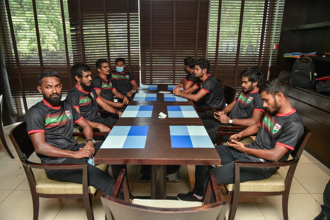 މާލެ: ނައިބު ރައީސް ފައިސަލް ނަސީމް، ގައުމީ ޓީމާ ބައްދަލުކުރެއްވުމަށް ބޭއްވި އިވެންޓްގެ ތެރެއިން: މިދިޔަ މަހު މާލޭގައި ބޭއްވި ސާފް ޗެމްޕިއަންޝިޕްގައި ގައުމީ ޓީމުން ކުރި މަސައްކަތް ފާހަގަކޮށް އަންނަ ހަފްތާގައި ލަންކާގައި ބާއްވާ ފޯ ނޭޝަންސް ކަޕްގައި ގައުމީ ޓީމު ކާމިޔާބު ހޯދުމަށް ނައިބު ރައީސް ވަނީ ހިތްވަރު ދެއްވާފައި: އިވެންޓްގެ ތެރެއިން ގައުމީ ޓީމުގެ ކުޅުންތެރިން .-- ފޮޓޯ: ހުސެއިން ޝަޔާހު/ އަދަދު