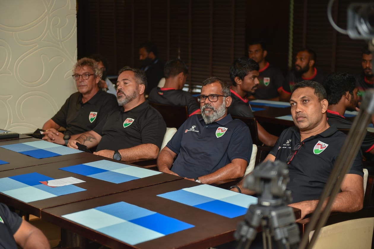 މާލެ: ނައިބު ރައީސް ފައިސަލް ނަސީމް، ގައުމީ ޓީމާ ބައްދަލުކުރެއްވުމަށް ބޭއްވި އިވެންޓްގެ ތެރެއިން: މިދިޔަ މަހު މާލޭގައި ބޭއްވި ސާފް ޗެމްޕިއަންޝިޕްގައި ގައުމީ ޓީމުން ކުރި މަސައްކަތް ފާހަގަކޮށް އަންނަ ހަފްތާގައި ލަންކާގައި ބާއްވާ ފޯ ނޭޝަންސް ކަޕްގައި ގައުމީ ޓީމު ކާމިޔާބު ހޯދުމަށް ނައިބު ރައީސް ވަނީ ހިތްވަރު ދެއްވާފައި. .-- ފޮޓޯ: ހުސެއިން ޝަޔާހު/ އަދަދު