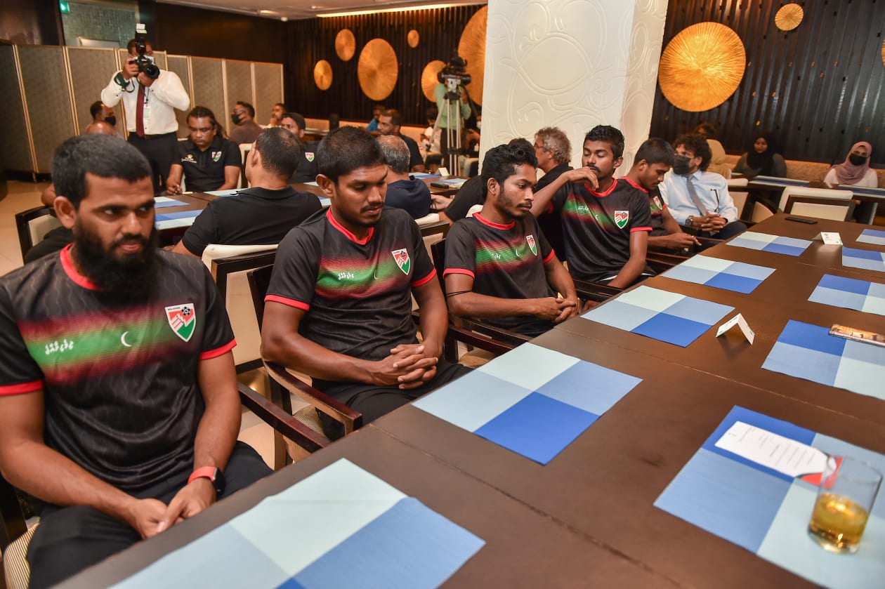 މާލެ: ނައިބު ރައީސް ފައިސަލް ނަސީމް، ގައުމީ ޓީމާ ބައްދަލުކުރެއްވުމަށް ބޭއްވި އިވެންޓްގެ ތެރެއިން: މިދިޔަ މަހު މާލޭގައި ބޭއްވި ސާފް ޗެމްޕިއަންޝިޕްގައި ގައުމީ ޓީމުން ކުރި މަސައްކަތް ފާހަގަކޮށް އަންނަ ހަފްތާގައި ލަންކާގައި ބާއްވާ ފޯ ނޭޝަންސް ކަޕްގައި ގައުމީ ޓީމު ކާމިޔާބު ހޯދުމަށް ނައިބު ރައީސް ވަނީ ހިތްވަރު ދެއްވާފައި: އިވެންޓްގެ ތެރެއިން ގައުމީ ޓީމުގެ ކުޅުންތެރިން .-- ފޮޓޯ: ހުސެއިން ޝަޔާހު/ އަދަދު
