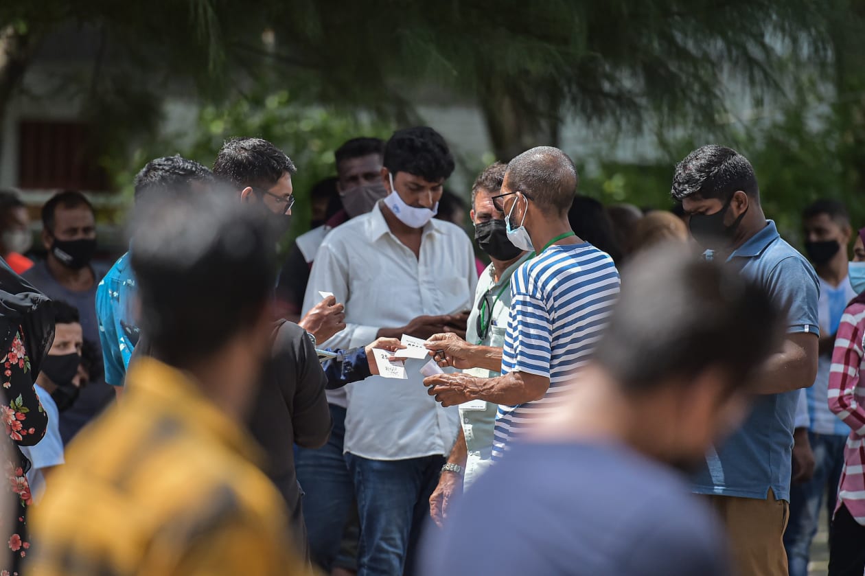ވެކްސިން ޖެހުމަށް ނަމްބަރު ދޫކުރަނީ.. ފޮޓޯ: ހުސައިން ޝަޔާހް / އަދަދު