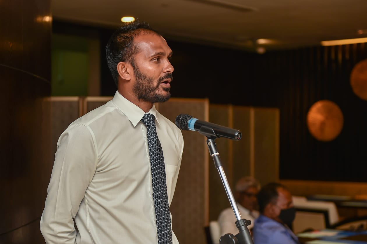 މާލެ: ނައިބު ރައީސް ފައިސަލް ނަސީމް، ގައުމީ ޓީމާ ބައްދަލުކުރެއްވުމަށް ބޭއްވި އިވެންޓްގެ ތެރެއިން: މިދިޔަ މަހު މާލޭގައި ބޭއްވި ސާފް ޗެމްޕިއަންޝިޕްގައި ގައުމީ ޓީމުން ކުރި މަސައްކަތް ފާހަގަކޮށް އަންނަ ހަފްތާގައި ލަންކާގައި ބާއްވާ ފޯ ނޭޝަންސް ކަޕްގައި ގައުމީ ޓީމު ކާމިޔާބު ހޯދުމަށް ނައިބު ރައީސް ވަނީ ހިތްވަރު ދެއްވާފައި: އިވެންޓްގެ ތެރެއިން ޔޫތު މިނިސްޓްރީގެ ސްޓޭޓް މިނިސްޓަރު އަސްހަދު އަލީ (އަޑޭ) ވާހަކަ ދައްކަވަނީ .-- ފޮޓޯ: ހުސެއިން ޝަޔާހު/ އަދަދު