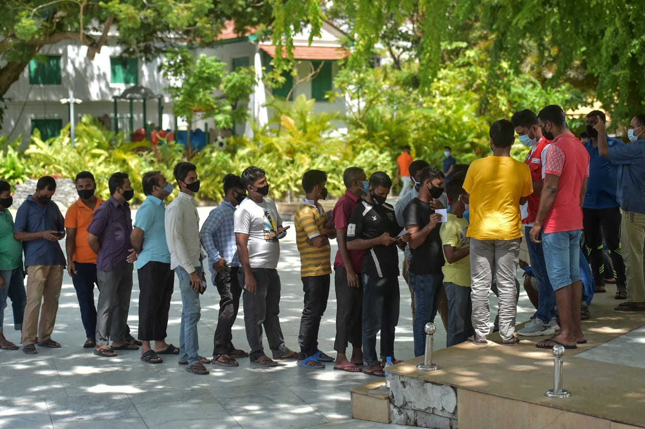 ވެކްސިން ޖެހުމަށް އިސްލާމީ މަރުކަޒު ކައިރީ ބިދޭސީން ކިޔުގައި.. ފޮޓޯ: ހުސައިން ޝަޔާހް / އަދަދު