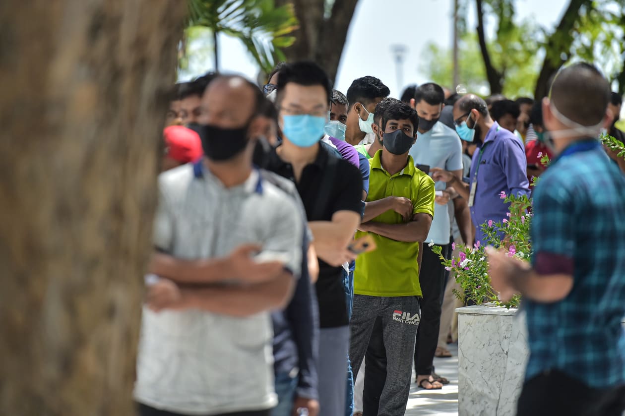 ވެކްސިން ޖެހުމަށް އިސްލާމީ މަރުކަޒު ކައިރީ ބިދޭސީން ކިޔުގައި.. ފޮޓޯ: ހުސައިން ޝަޔާހް/ އަދަދު