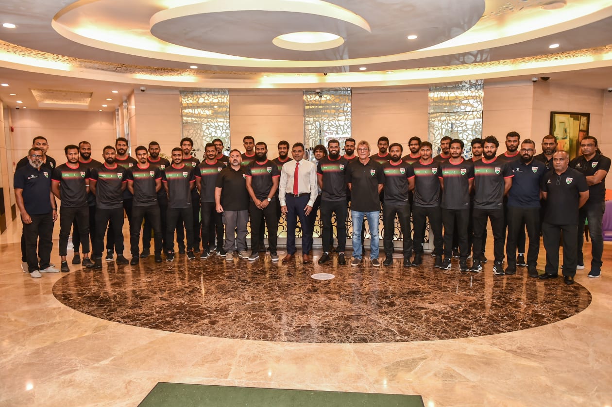 މާލެ: ނައިބު ރައީސް ފައިސަލް ނަސީމް، ގައުމީ ޓީމާ ބައްދަލުކުރެއްވުމަށް ބޭއްވި އިވެންޓްގެ ތެރެއިން: މިދިޔަ މަހު މާލޭގައި ބޭއްވި ސާފް ޗެމްޕިއަންޝިޕްގައި ގައުމީ ޓީމުން ކުރި މަސައްކަތް ފާހަގަކޮށް އަންނަ ހަފްތާގައި ލަންކާގައި ބާއްވާ ފޯ ނޭޝަންސް ކަޕްގައި ގައުމީ ޓީމު ކާމިޔާބު ހޯދުމަށް ނައިބު ރައީސް ވަނީ ހިތްވަރު ދެއްވާފައި: ގައުމީ ޓީމުގެ ކުޅުންތެރިންނާއި އޮފިޝަލުން ނައިބު ރައީސާ އެކު ފޮޓޯ އަކަށް ހުއްޓިގެން .-- ފޮޓޯ: ހުސެއިން ޝަޔާހު/ އަދަދު