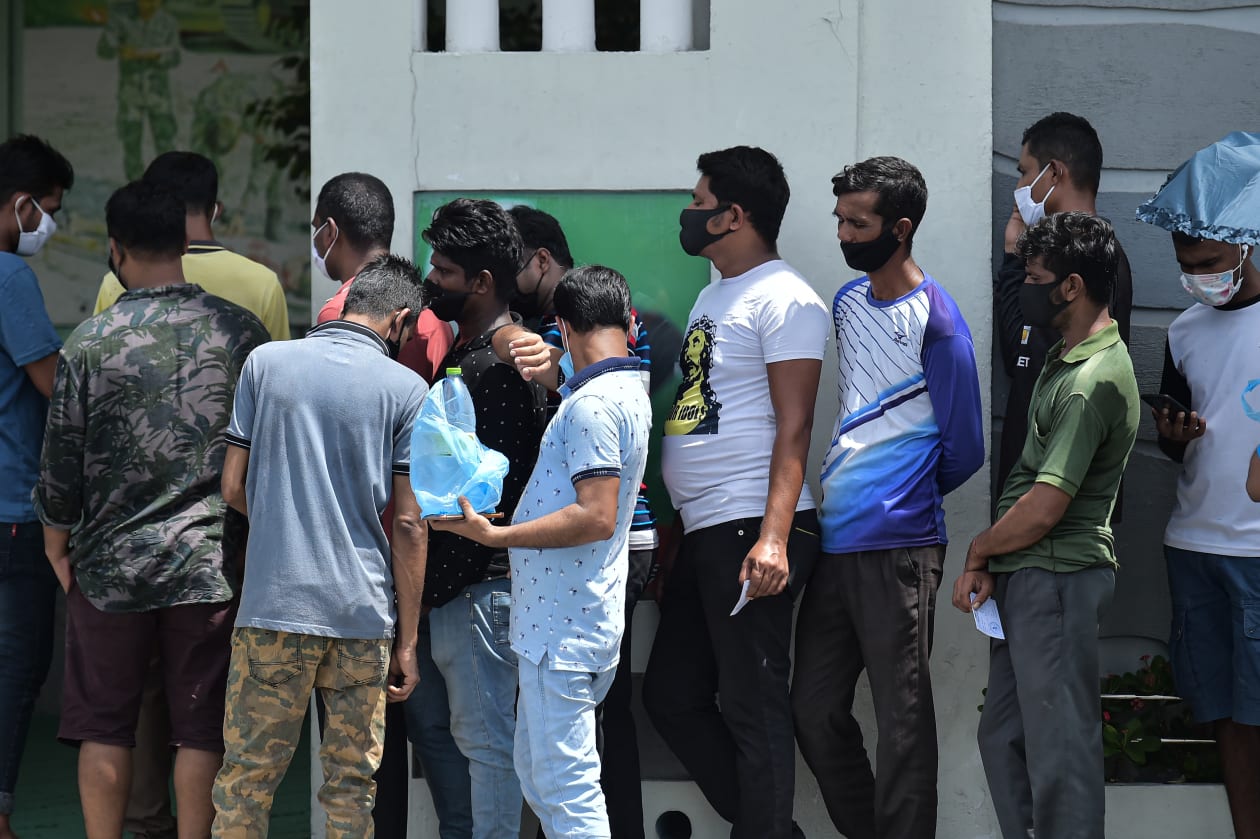 ވެކްސިންގެ ފުރަތަމަ ޑޯޒް ޖެހުމަށް ސެނެހިޔާ ކައިރީ ބިދޭސީން ކިޔުގައި.. ފޮޓޯ: ހުސައިން ޝަޔާހް / އަދަދު