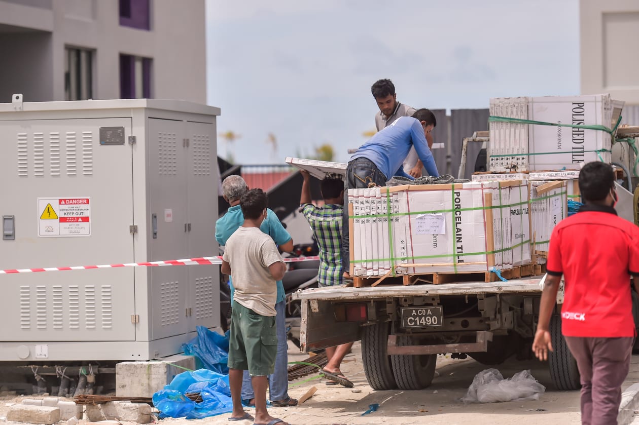 ފްލެޓް ލިބުނު އާއިލާތަކުގެ މުދާ ވެއްދުމުގައި ބިދޭސީން ހަރަކާތްތެރި ވަނީ-- ފޮޓޯ: ހުސައިން ޝަޔާހް / އަދަދު