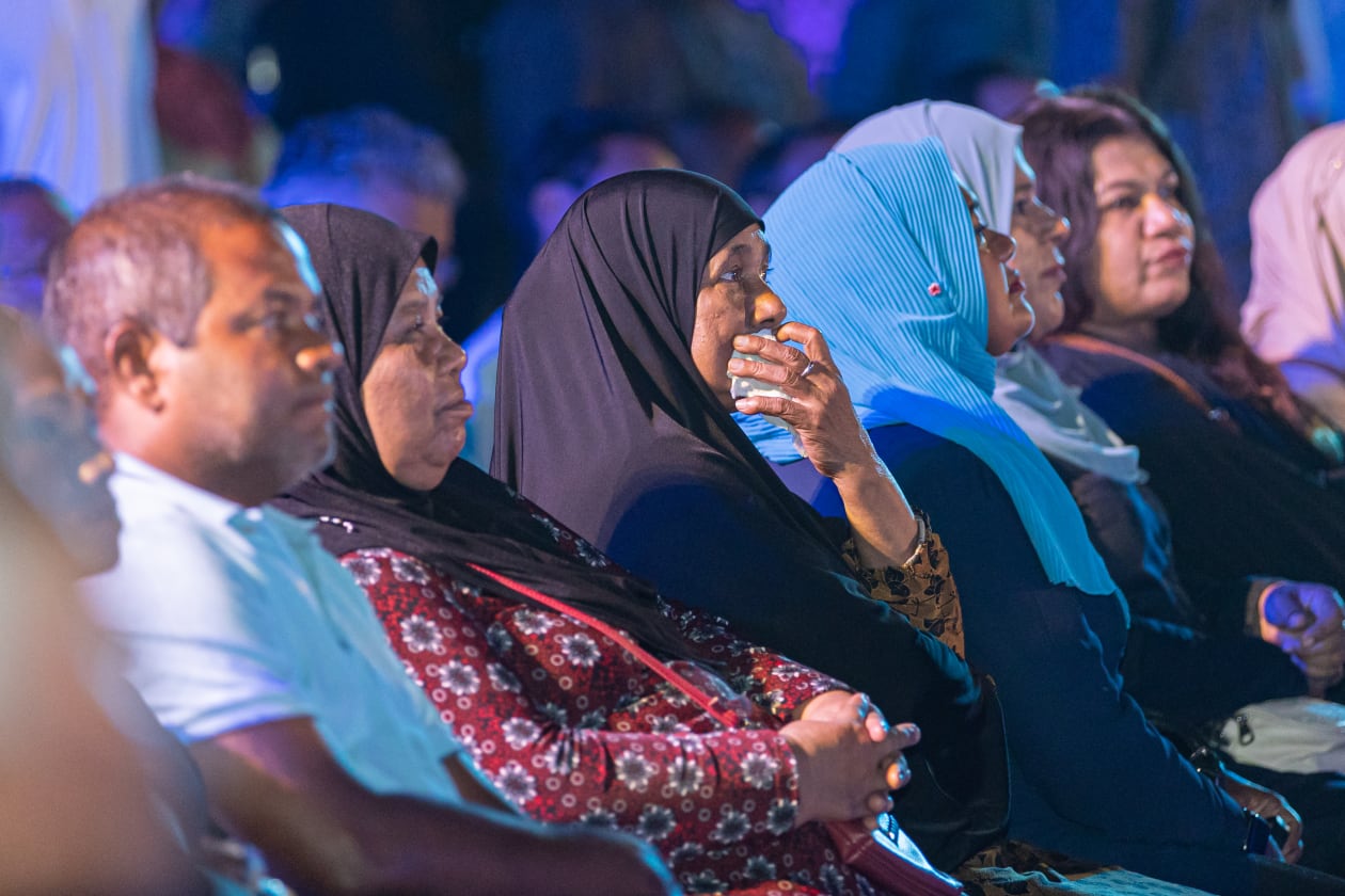 ޖުލައި 13, 2023 - އެމްޑީޕީގެ ޕްރައިމަރީގައި ކުރިމަތިވެވަޑައިގެންނެވި ނާކާމިޔާބީއަށް ފަހު ރައީސް ނަޝީދު އިސްވެ ހުންނަވައި އުފެއްދެވި ސިޔާސީ ޕާޓީ, "ދަ ޑިމޮކްރެޓްސްއަށް އެމަނިކުފާނު ސޮއި ކުރައްވުމަށް ބޭއްވި ޖަލްސާގެ ތެރެއިން. - ފޮޓޯ: އަބްދުﷲ އިޔާން / އަދަދު