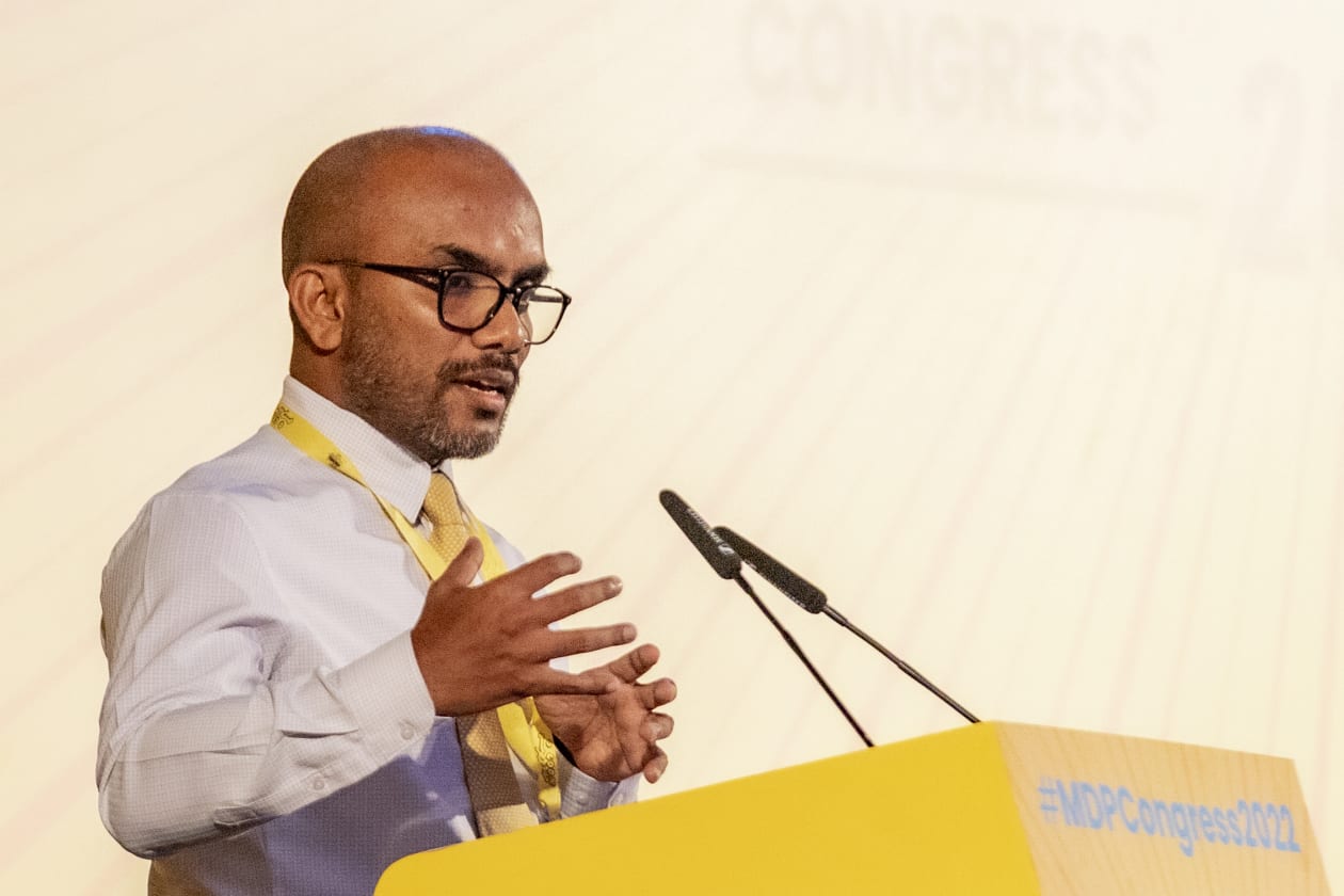 އޮގަސްޓް 21، 2022 - އެމްޑީޕީގެ 4 ވަނަ ކޮންގްރެސްގެ ތެރެއިން. ކޮންގްރެސްގެ ފުރަތަމަ ދުވަހު މިނިސްޓްރީތަކުން ޕްރެސެންޓޭޝަންތަށް ހުށަހެޅުމުގެ ތެރެއިން. ފިނޭންސް މިނިސްޓަރ އިބްރާހިމް އަމީރު --- ފޮޓޯ؛ މުހައްމަދު ޝާބިން | އަދަދު