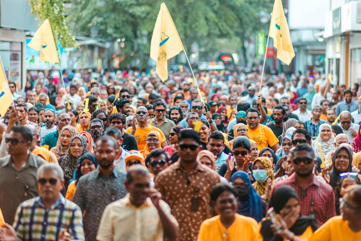 ޖެނުއަރީ 27، 2022 - ރައީސް ނަޝީދުގެ ކެމްޕޭނު ނިންމާލުމަށް މާލޭގައި ބޭއްވި ހިނގާލުމުގެ ތެރެއިން. މި ހިނގާލުމުގައި އެމަނިކުފާނަށް ތާއިދުކުރާ ގިނަ އަދަދެއްގެ މެމްބަރުން ބައިވެރިވި --- ފޮޓޯ: މިރާޝް ނާޝިމް/އަދަދު