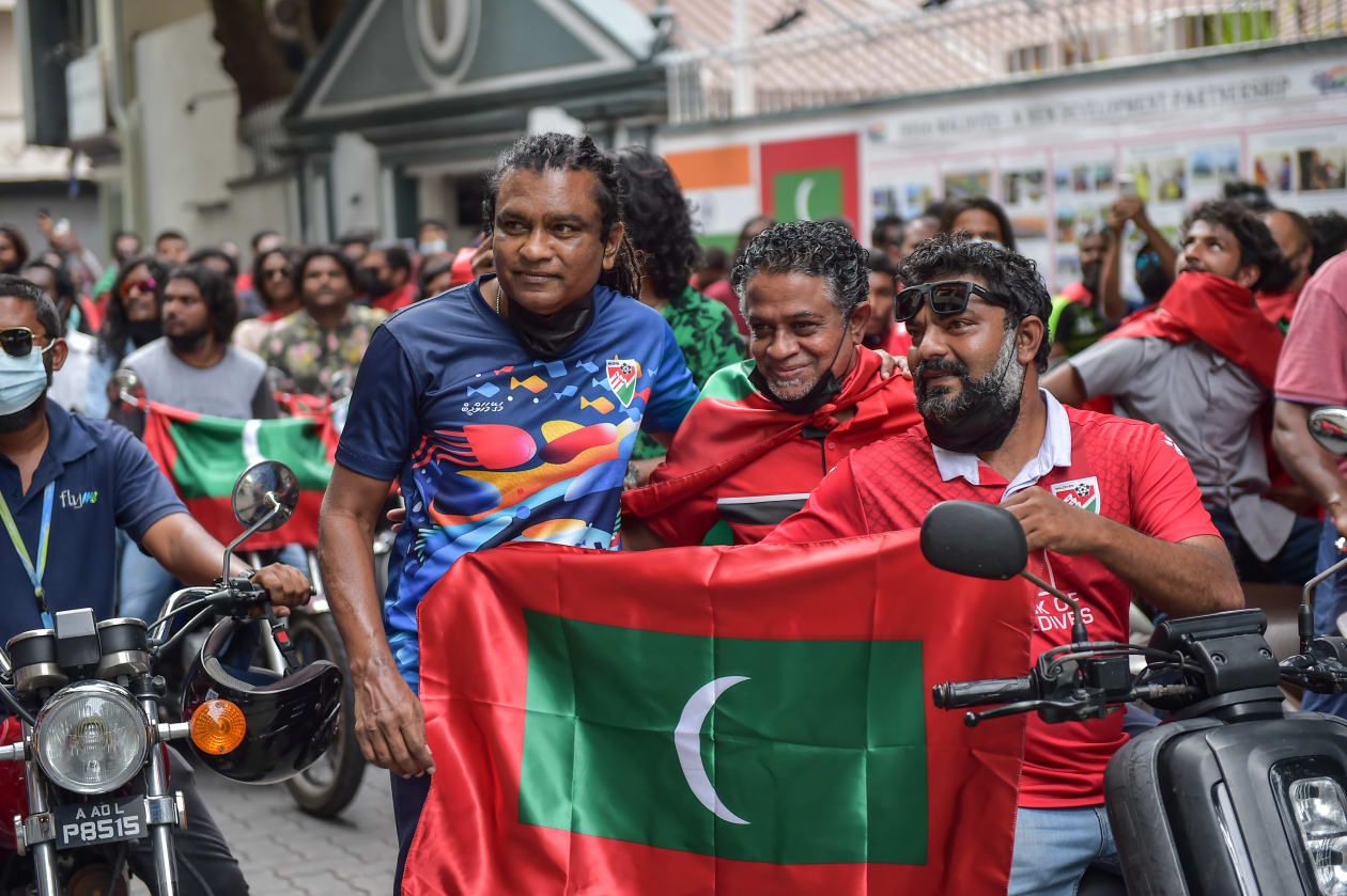 އުރީދޫ ސާފް ޗެމްޕިއަންޝިޕް ފުޓްބޯޅަ މުބާރާތުގައި ދިވެހި ޓީމަށް ހިތްވަރުދޭން ބޭއްވި ސައިކަލް ބުރުގައި އެފްއޭއެމްގެ އިސް ވެރިންނާއި ފުރަތަމަ ޑިވިޝަނާއި ދެ ވަނަ ޑިވިޝަންގެ ކްލަބްތަކުގެ ސަޕޯޓަރުންގެ އިތުރުން ފުޓްބޯޅަ އާއިލާގެ ގިނަ ބަޔަކު ވަނީ ބައިވެރިވެފައި-- ފޮޓޯ: ހުސެއިން ޝަޔާހު/ އަދަދު