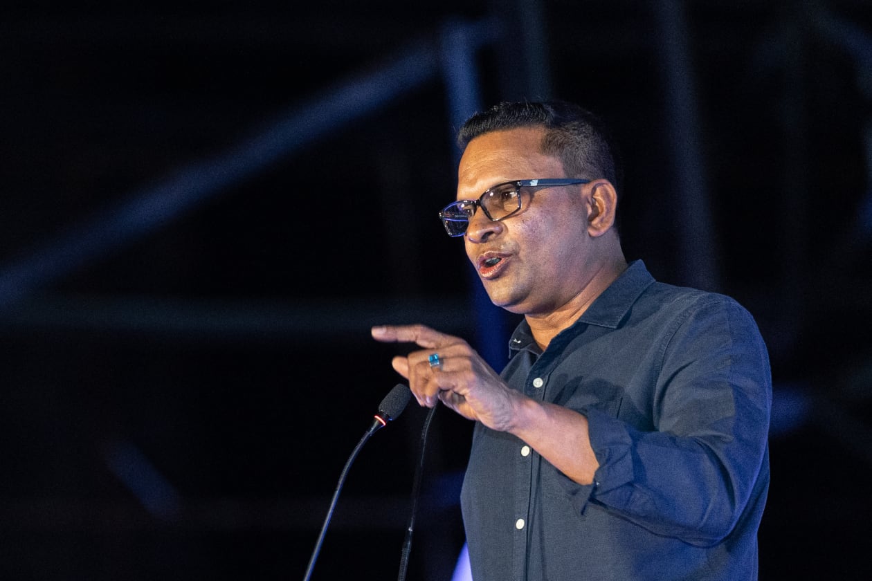 ޖޫން 2, 2023 - ރާއްޖޭގެ ދެކުނުން ކަނޑު "ވިއްކާލާފައިވާ" ކަމަށް ބުނެ އިދިކޮޅުން އުފައްދާފައިވާ ފޯޅަވަހި ކޯލިޝަނުން ރޭ ބޭއްވި ޖަލްސާގެ ތެރެއިން. މި ޖަލްސާގައި އިދިކޮޅު ޕީޕިއެމް, ޕީއެންސީ, އެމްއެންޕީ އަދި ދަ ޑިމޮކްރެޓްސްއިން ބައިވެރިވި. --- ފޮޓޯ: އަބްދުﷲ އިޔާން/ އަދަދު