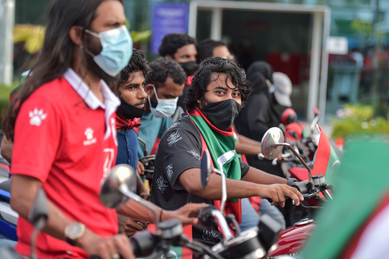 އުރީދޫ ސާފް ޗެމްޕިއަންޝިޕް ފުޓްބޯޅަ މުބާރާތުގައި ދިވެހި ޓީމަށް ހިތްވަރުދޭން ބޭއްވި ސައިކަލް ބުރުގައި އެފްއޭއެމްގެ އިސް ވެރިންނާއި ފުރަތަމަ ޑިވިޝަނާއި ދެ ވަނަ ޑިވިޝަންގެ ކްލަބްތަކުގެ ސަޕޯޓަރުންގެ އިތުރުން ފުޓްބޯޅަ އާއިލާގެ ގިނަ ބަޔަކު ވަނީ ބައިވެރިވެފައި-- ފޮޓޯ: ހުސެއިން ޝަޔާހު/ އަދަދު