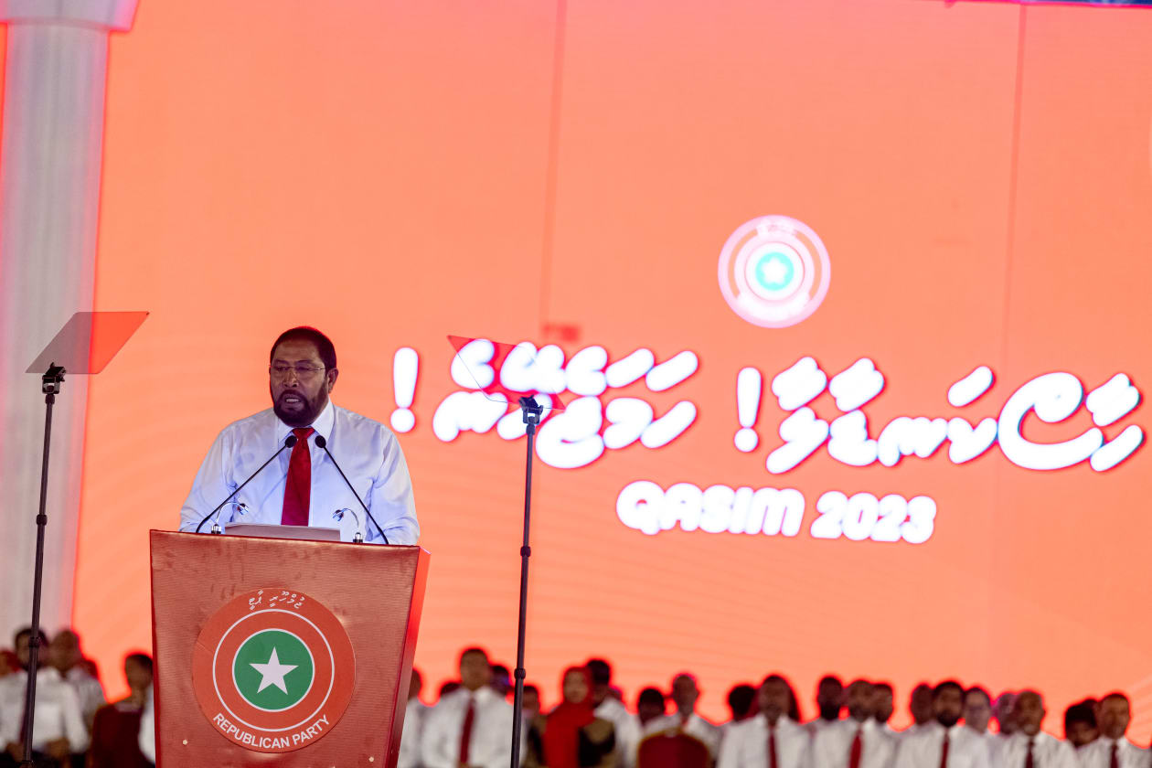 ޖޫން 9, 2023 - ރިޔާސީ އިންތިހާބުގައި ވާދަކުރައްވާ ޖޭޕީގެ ކެންޑިޑޭޓު ގާސިމް އިބްރާހިމްއަށް ޓިކެޓު ހަވާލު ކުރުމަށް ބޭއްވި ރަސްމިއްޔާތުގެ ތެރެއިން. މިއީ ގާސިމް ވެރިކަމަށް ކުރިމަތިލައްވާ ތިން ވަނަ ފަހަރު ---- ފޮޓޯ: އަބްދުالله އިޔާން/އަދަދު