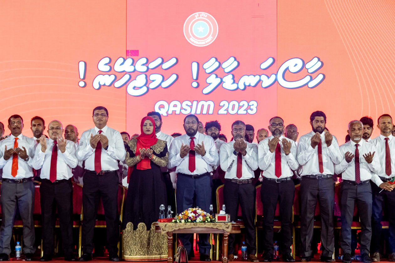 ޖޫން 9, 2023 - ރިޔާސީ އިންތިހާބުގައި ވާދަކުރައްވާ ޖޭޕީގެ ކެންޑިޑޭޓު ގާސިމް އިބްރާހިމްއަށް ޓިކެޓު ހަވާލު ކުރުމަށް ބޭއްވި ރަސްމިއްޔާތުގެ ތެރެއިން. މިއީ ގާސިމް ވެރިކަމަށް ކުރިމަތިލައްވާ ތިން ވަނަ ފަހަރު ---- ފޮޓޯ: އަބްދުالله އިޔާން/އަދަދު