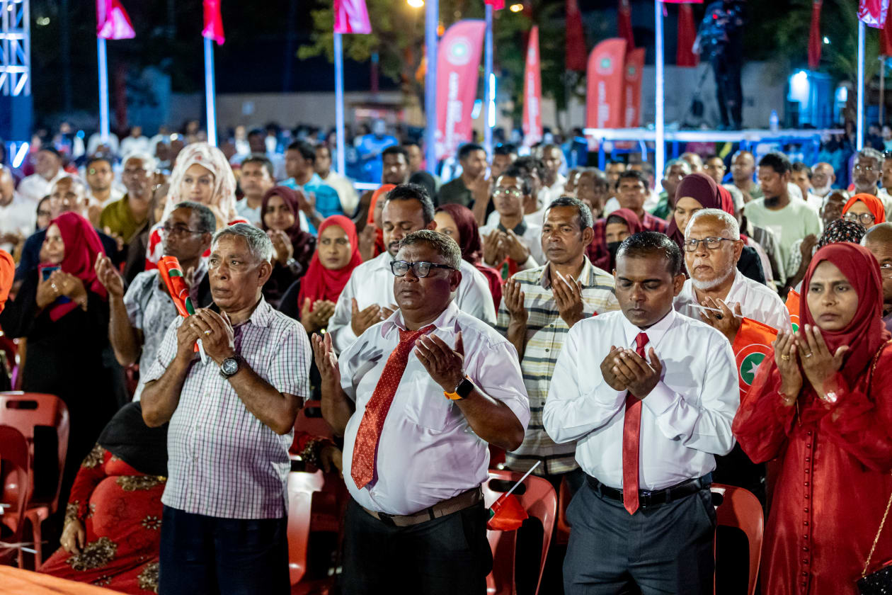 ޖޫން 9, 2023 - ރިޔާސީ އިންތިހާބުގައި ވާދަކުރައްވާ ޖޭޕީގެ ކެންޑިޑޭޓު ގާސިމް އިބްރާހިމްއަށް ޓިކެޓު ހަވާލު ކުރުމަށް ބޭއްވި ރަސްމިއްޔާތުގެ ތެރެއިން. މިއީ ގާސިމް ވެރިކަމަށް ކުރިމަތިލައްވާ ތިން ވަނަ ފަހަރު ---- ފޮޓޯ: އަބްދުالله އިޔާން/އަދަދު