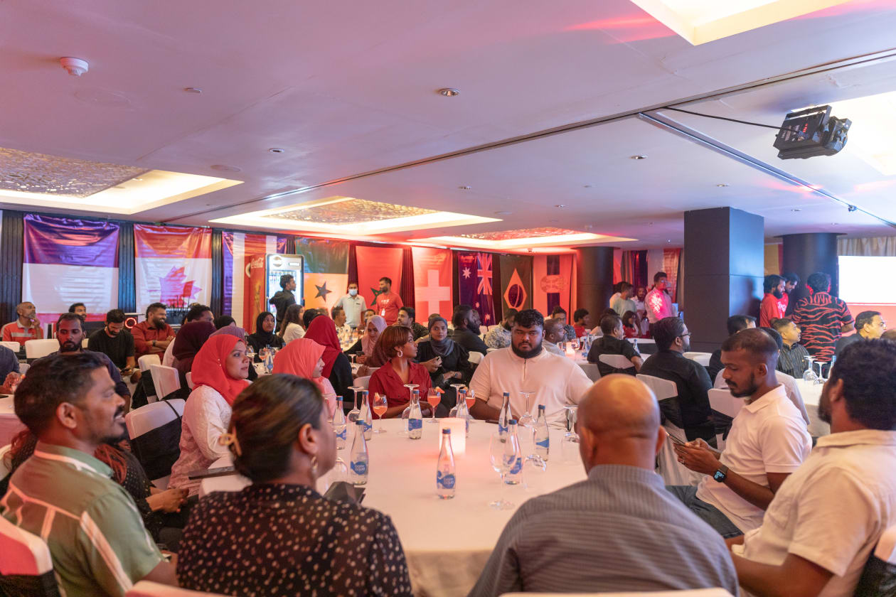 ސެޕްޓެމްބަރު 1، 2022 - ގަތަރުގައި އޮންނަ ފީފާ ވޯލްޑް ކަޕްގެ ފޯރި ރާއްޖޭގައި ގަދަކުރުމުގެ ގޮތުން ކޮކާކޯލާ ކޮމްޕެނީން ހާއްސަ ޕްރޮމޯޝަނެއް ލޯންޗުކުރުމުގެ ހަފްލާގައި ތެރެއިން --- ފޮޓޯ: އަބްދުﷲ އިޔާން/އަދަދު
