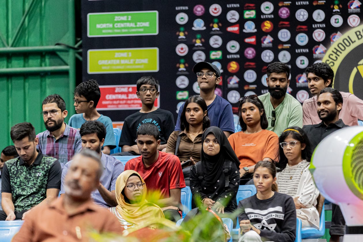 މާލެ (ޖޫން 11) - މި މަހު 5-10 އަށް ކުޅިވަރު އެކުވެނި ބެޑްމިންޓަން ކޯޓުގައި ކުރިއަށްދިޔަ ލިނިން މޯލްޑިވްސް އިންޓަނޭޝަނަލް ބެޑްމިންޓަން ޗެލެންޖްގައި 33 ގައުމުން 300 އަށް ވުރެ ގިނަ ކުޅުންތެރިން ވާދަކުރިއިރު، ރާއްޖޭގެ 34 ކުޅުންތެރިން ވެސް މި މުބާރާތުން ފެނިގެންގޮސްފައިވޭ: ފައިނަލް މެޗުތައް ބެލުމަށް ގައުމީ ބެޑްމިންޓަން ޓީމުގެ ކުޅުންތެރިން. --  ފޮޓޯ: އަބްދުﷲ އިޔާން/ އަދަދު