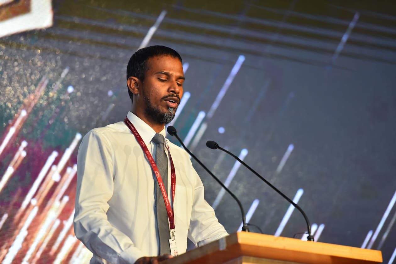 އޮކްޓޯބަރު 11، 2021: ނޫސްވެރިކަމުގެ އިނާމު ދިނުމަށް ޣިޔާސުއްދީން އިންޓަނޭޝަނަލް ސްކޫލްގައި ބޭއްވި ޖަލްސާގައި، މޯލްޑިވްސް މީޑިއާ ކައުންސިލްގެ ރައީސް ޝަހުބާން ފަހްމީ ވާހަކަ ދައްކަވަނީ -- ފޮޓޯ: ހުސައިން ޝަޔާހު / އަދަދު
