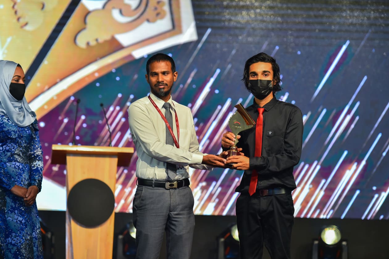 އޮކްޓޯބަރު 11، 2021: ތަހުގީގީ ނޫސްވެރިކަމުގެ ދާއިރާގެ މިދިޔަ އަހަރުގެ އެންމެ މޮޅު ނޫސްވެރިޔަކަށް ހޮވުނު "ވަގުތު"ގެ މުހައްމަދު އަޒުހީމް އަޒީޒުއާ އެވޯޑް ހަވާލުކޮށް ދެއްވަނީ. -- ފޮޓޯ: ހުސައިން ޝަޔާހު / އަދަދު