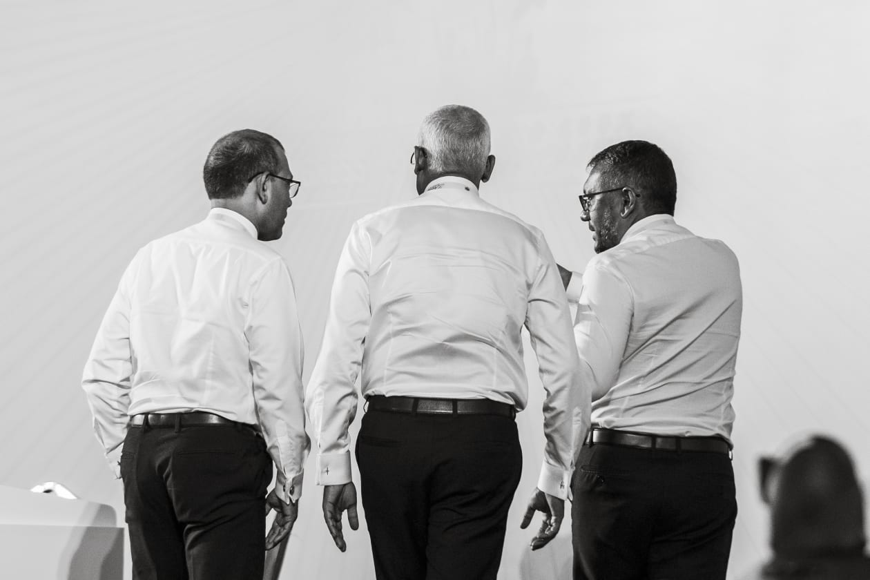 އޮގަސްޓް 22، 2022 - އެމްޑީޕީގެ 4 ވަނަ ކޮންގްރެސްގެ ތެރެއިން. ކޮންގްރެސްގެ ދެވަނަ ދުވަހު ވޯޓު ގަޑީގައި ރައީސް ސޯލިހް، ރައީސް ނަޝީދު އަދި ޗެއާޕާސަން ފައްޔާޒް ކުރެއްވި މަޝްވަރާގެ ތެރެއިން. މި މަޝްވަރާއަށް ފަހު ރައީސް ސޯލިހާއި ސުވާލުކުރުމުން ވަނީ މައްސަލައަށް ހައްލެއް ލިބިއްޖެ ކަމަށް ވިދާޅުވެފައި. އަދި މިއީ ކޮންގްރެސްތެރެއިން ދެ ރައީސުންނާއި ޗެާޕާސަން އެއްކޮށް ދިމާވެ ވާހަކަ ދެއްކި ފުރަތަމަ ފަހަރު --- ފޮޓޯ؛ މުހައްމަދު ޝާބިން | އަދަދު