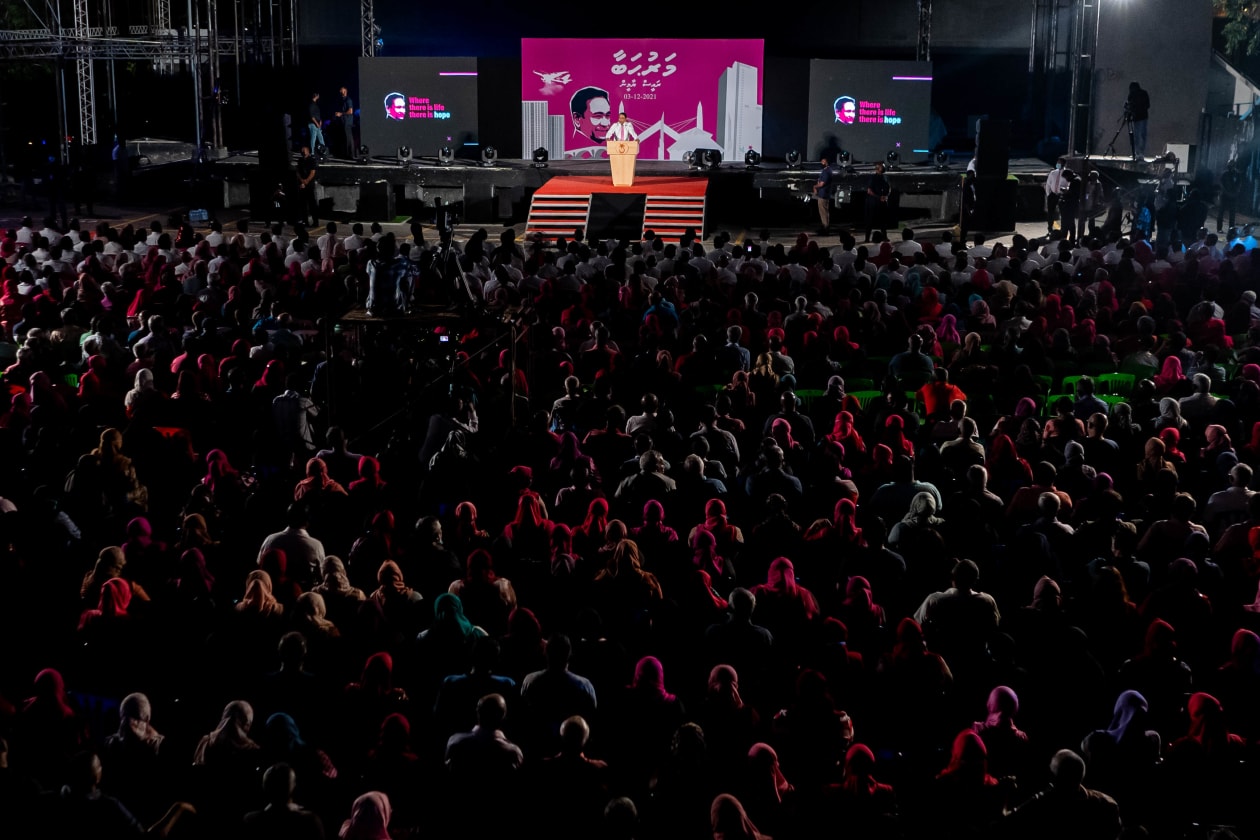 ޑިސެމްބަރު 3، 2021: ކުރީގެ ރައީސް އަދި ޕީޕީއެމްގެ ލީޑަރު އަބްދުﷲ ޔާމީން ޖަލު ހުކުމުން މިނިވަން ވުމާއެކު، އިދިކޮޅު ކޯލިޝަނުން ކާނިވާ ސަރަހައްދުގައި ބޭއްވި ފުރަތަމަ ޖަލްސާގެ ތެރެއިން. -- ފޮޓޯ: އާއިމް ޒަމީރު / އަދަދު