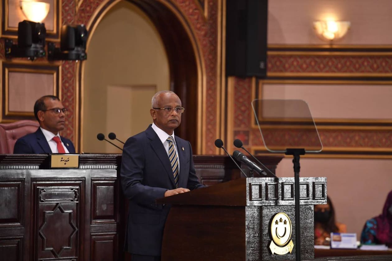ރައްޔިތުންގެ މަޖިލިސް މި އަހަރަށް ހުޅުވުމުގެ ގޮތުން ބޭއްވި ޖަލްސާ: މިއަދުގެ ޖަލްސާގައި ގާނޫނުއަސާސީން ރައީސަށް ލާޒިމް ކުރާ ރިޔާސީ ބަޔާން ވަނީ އިއްވަވާފައި --- ފޮޓޯ؛ ރައީސް އޮފީސް