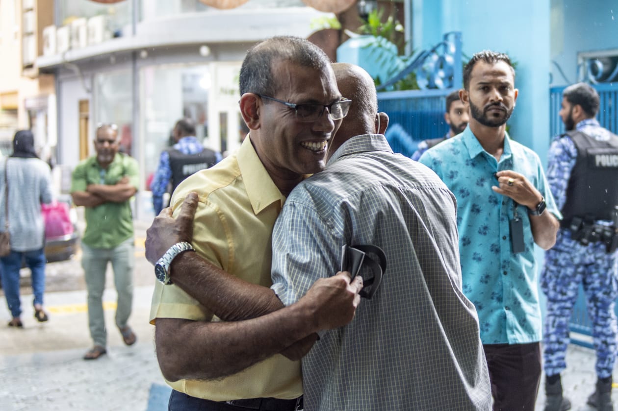 މެއި 14، 2022: ވޯޓުލާން ގޮސް ހުރި މީހަކާ ރައީސް ނަޝީދު ސަލާން ކުރައްވަނީ. އިންތިހާބުގެ ވޯޓުލުން ފެށީ މިއަދު ހެނދުނު 09:00 ގައި. --- ފޮޓޯ: މުހައްމަދު ޝާބިން/އަދަދު