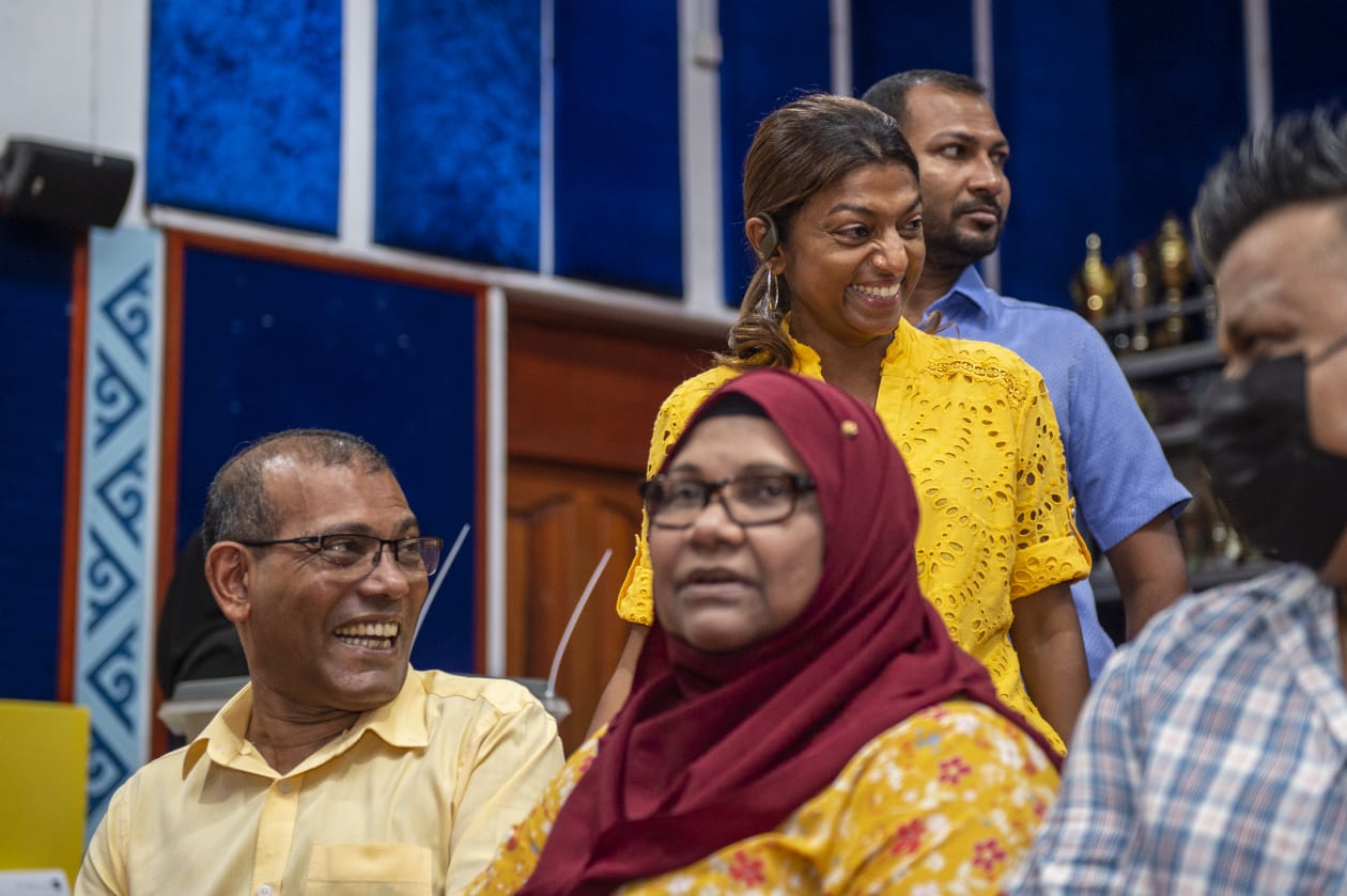 މެއި 14، 2022: އެމްޑީޕީގެ އިންތިހާބުގައި ވޯޓުލުމަށް މަޖިލިސް ރައީސް ނަޝީދު އަދި ނައިބު ރައީސް އީވާ އަބްދުﷲ ޖަމާލުއްދީން ސްކޫލުގައި --- ފޮޓޯ: މުހައްމަދު ޝާބިން/އަދަދު